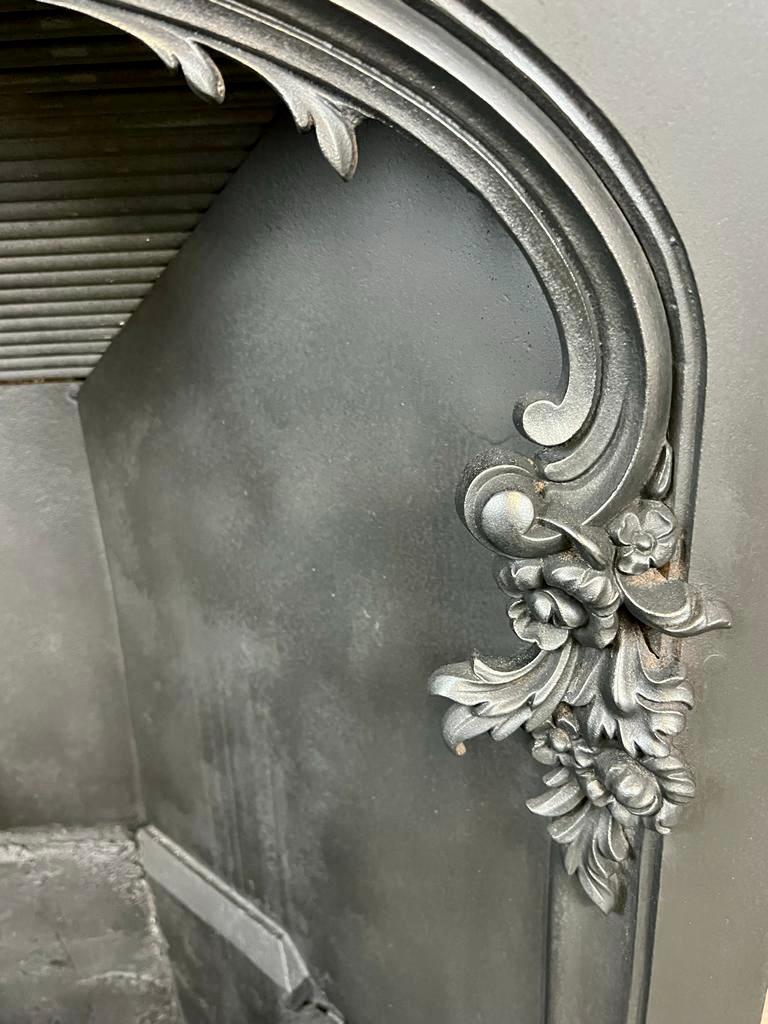 19th Century Victorian Arched Cast-Iron Fireplace Insert In Good Condition For Sale In London, GB