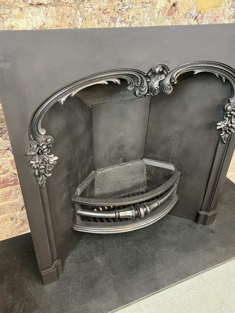 19th Century Victorian Arched Cast-Iron Fireplace Insert For Sale 2