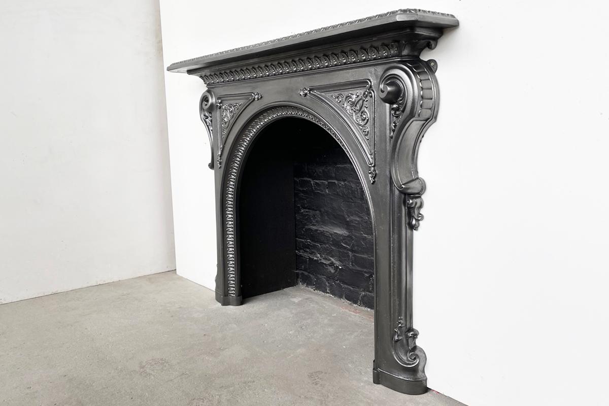 19th Century Victorian Arched Cast Iron Fireplace Surround In Good Condition In Manchester, GB