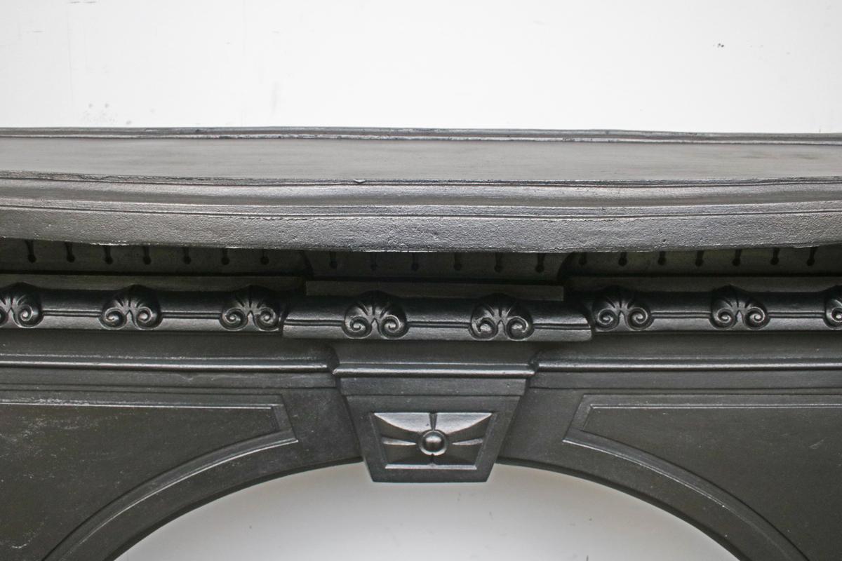 19th Century Victorian Arched Cast Iron Fireplace Surround In Good Condition In Manchester, GB