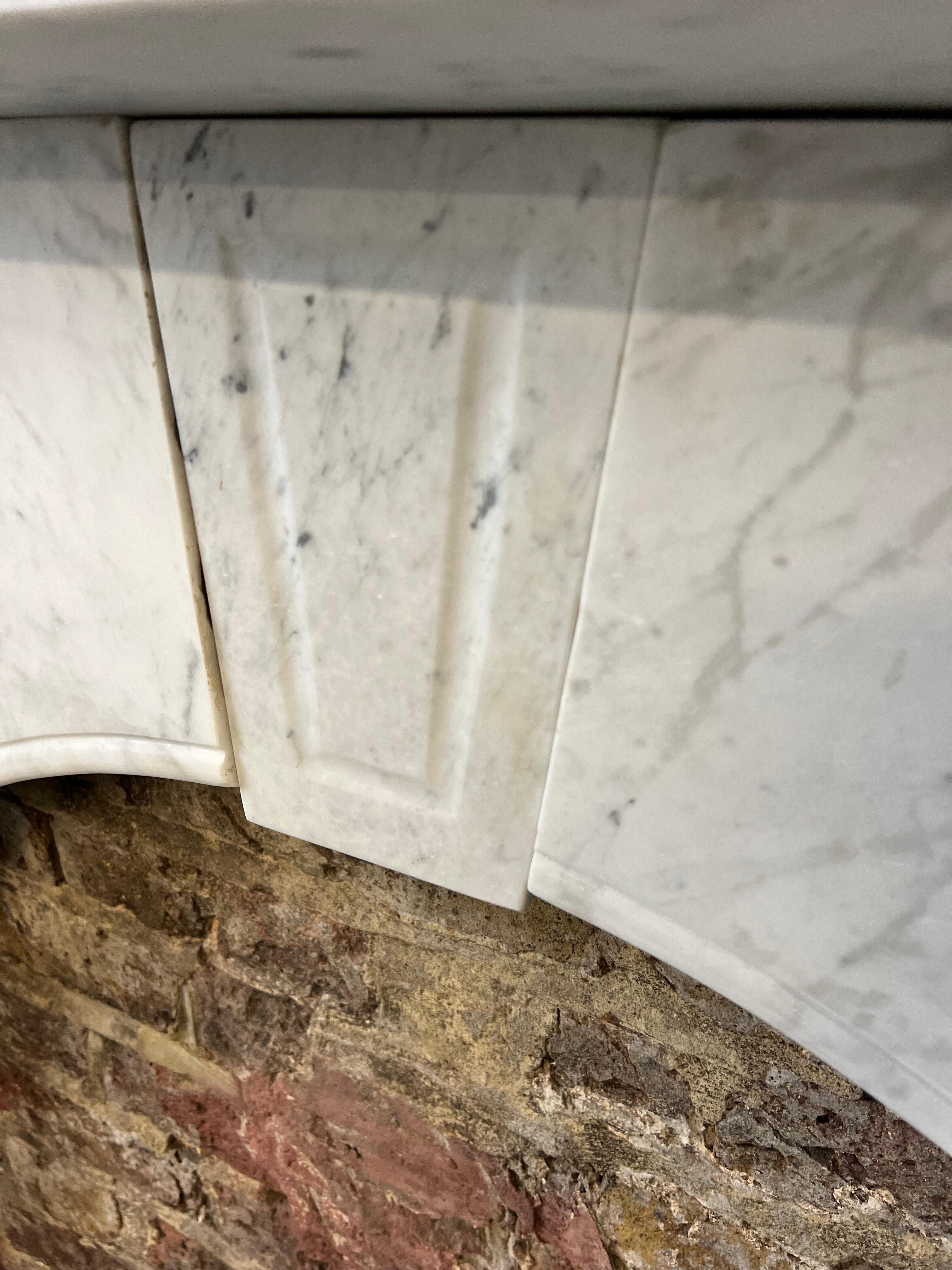 19th Century Victorian arched marble fireplace mantlepiece.
Late Georgian - Early Victorian Circa 1830 - 1850.
Am elegant antique carrara mable fireplace surround. 
With simply keystone & foot blocks. Stanard size and in good