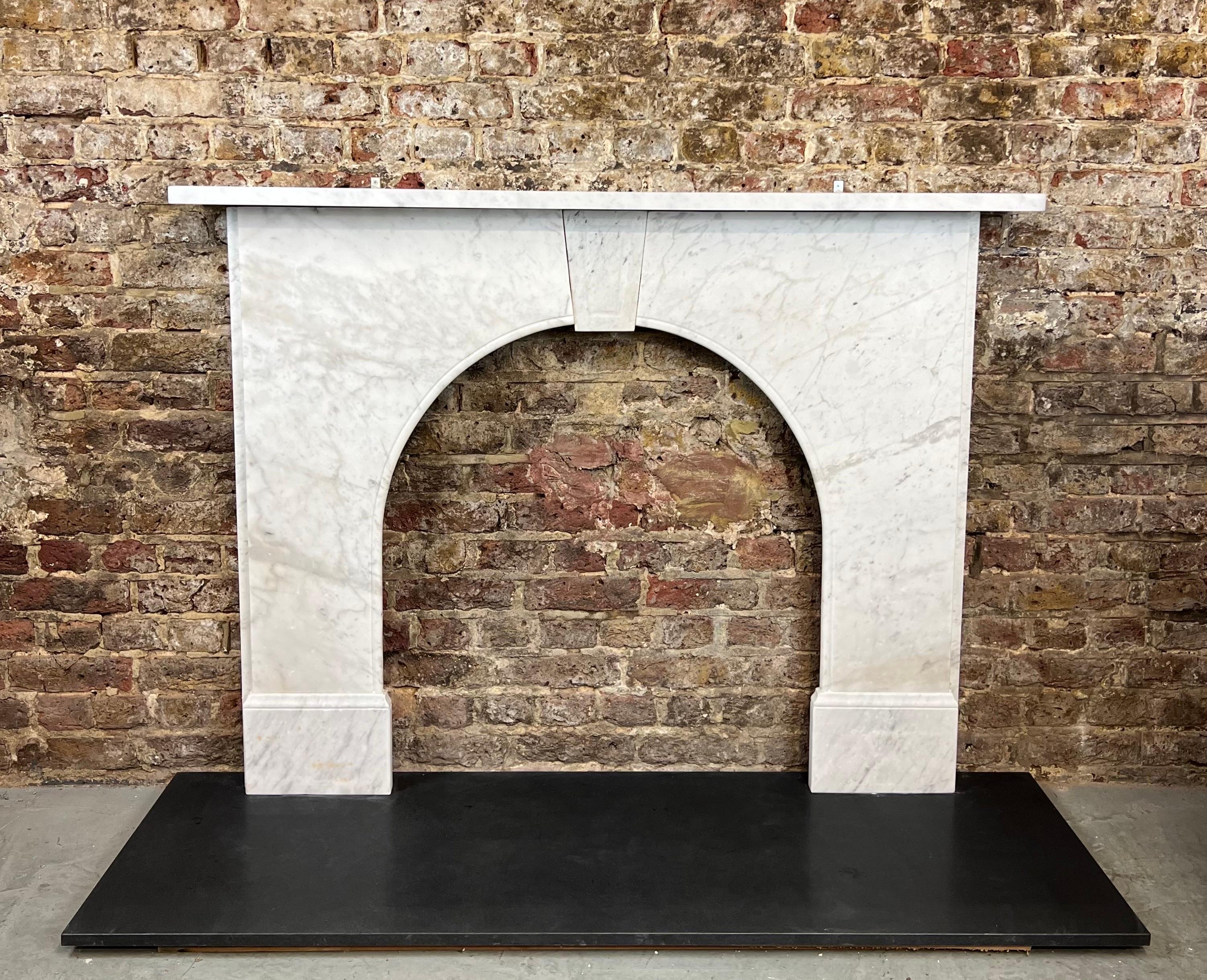 19th Century Victorian Arched Marble Fireplace Mantlepiece In Good Condition In London, GB