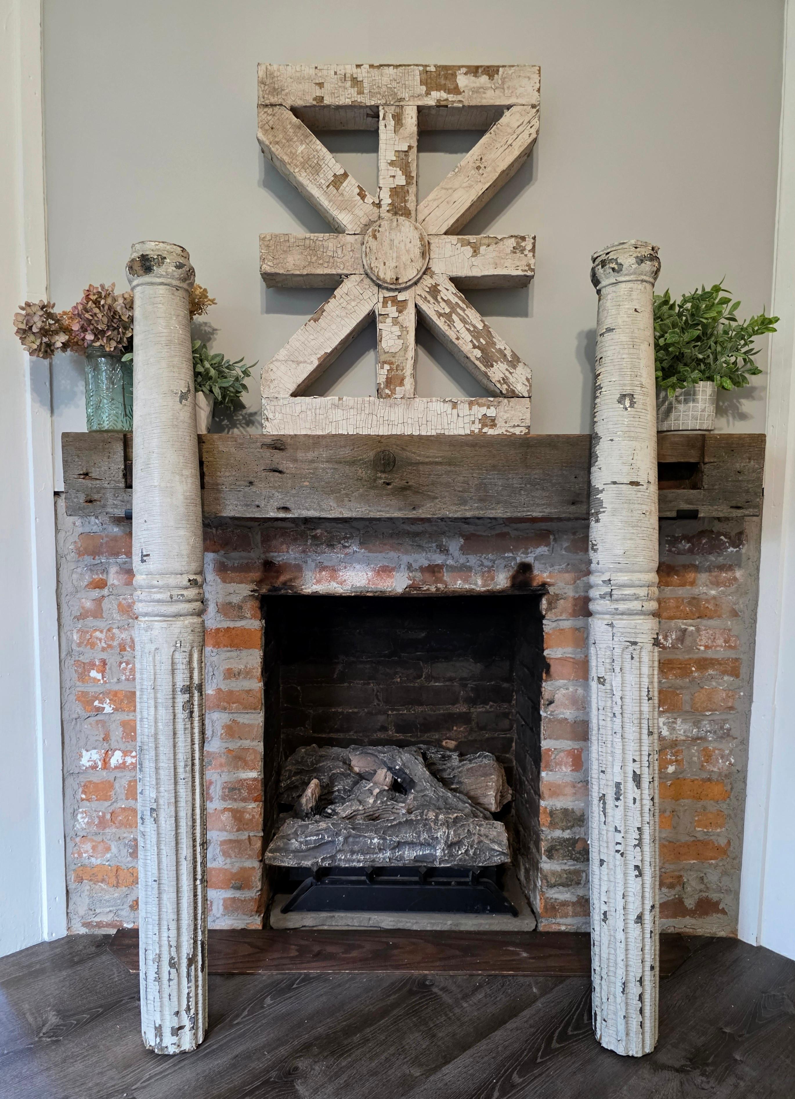 Elemento di ringhiera in legno bianco dipinto di recupero architettonico vittoriano del XIX secolo in vendita 8