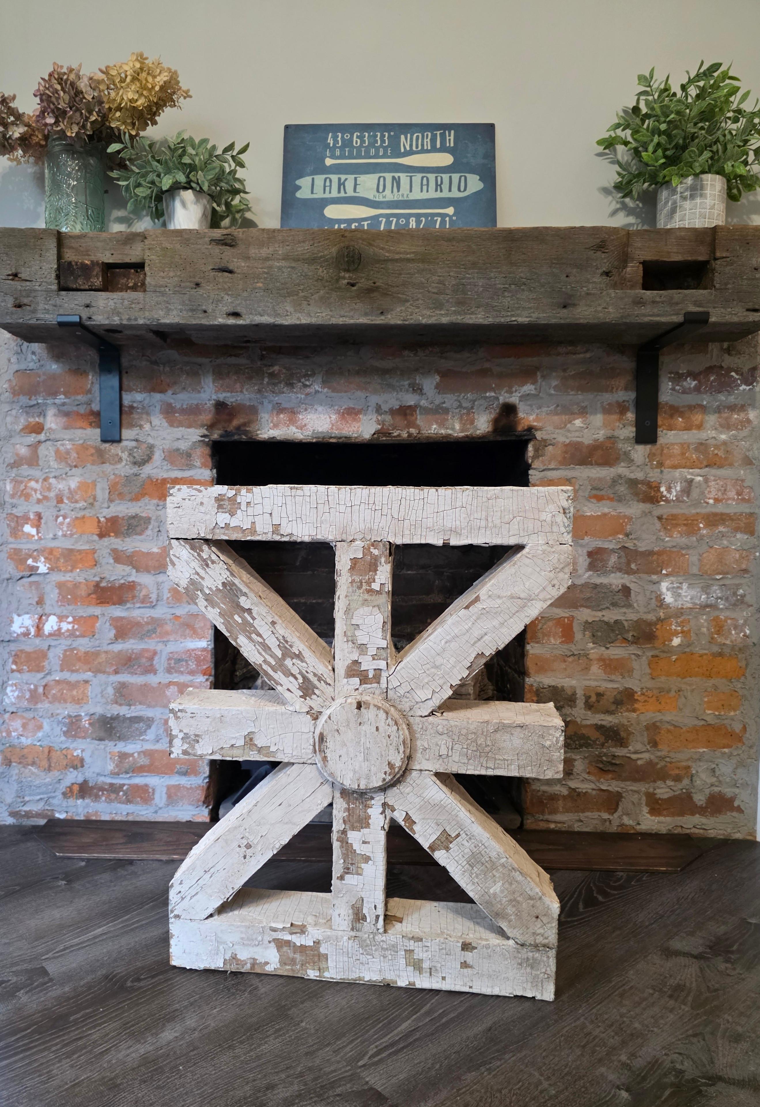 Un grande e affascinante elemento architettonico decorativo originale dell'epoca vittoriana americana.

XIX secolo, Stati Uniti, recuperato da una casa nel Western New York, un'area ricca di storia americana e di significato culturale.

Struttura in