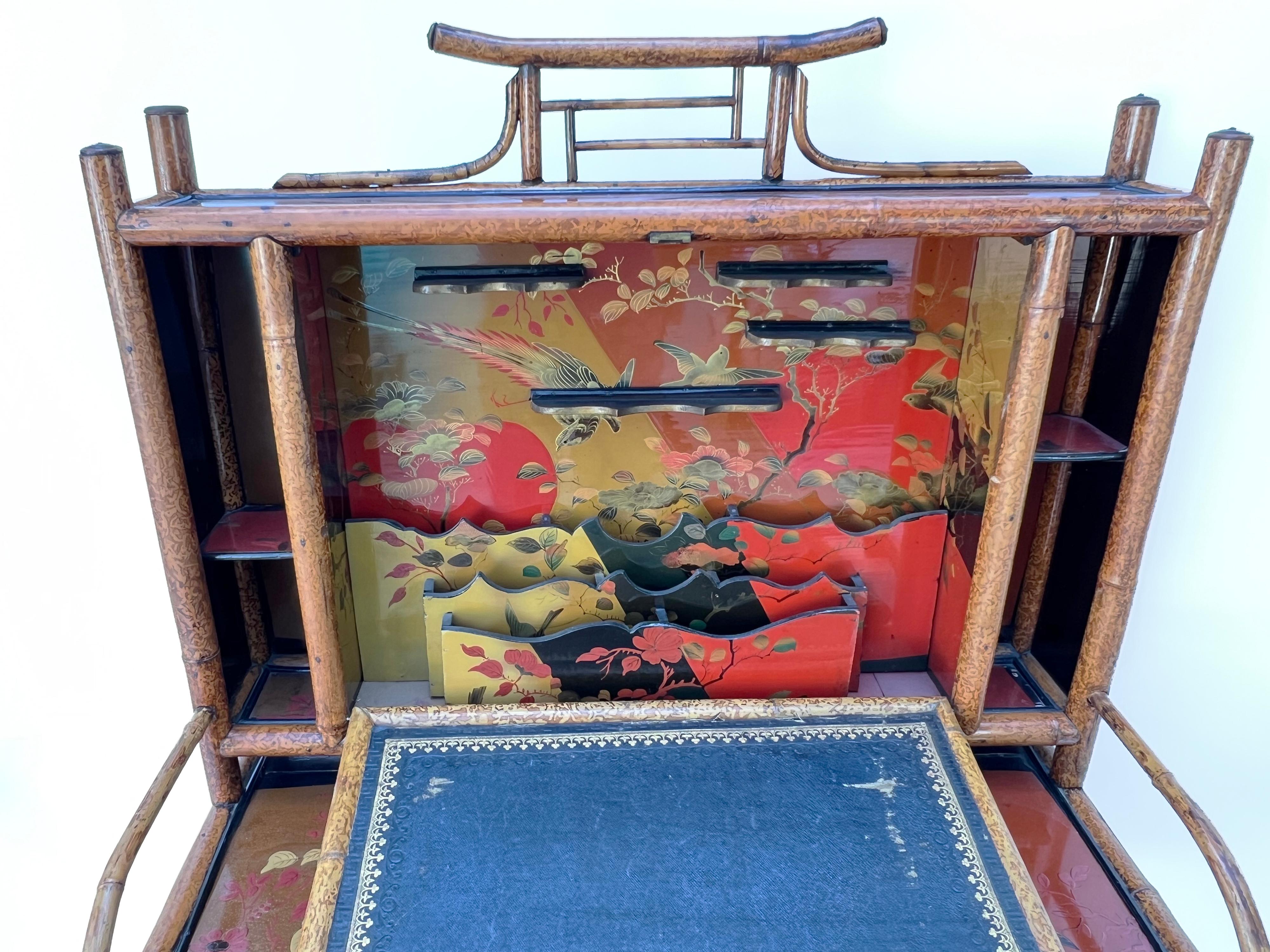 Scrivania vittoriana del XIX secolo in bambù laccato Chinoiserie Secretaire in vendita 4