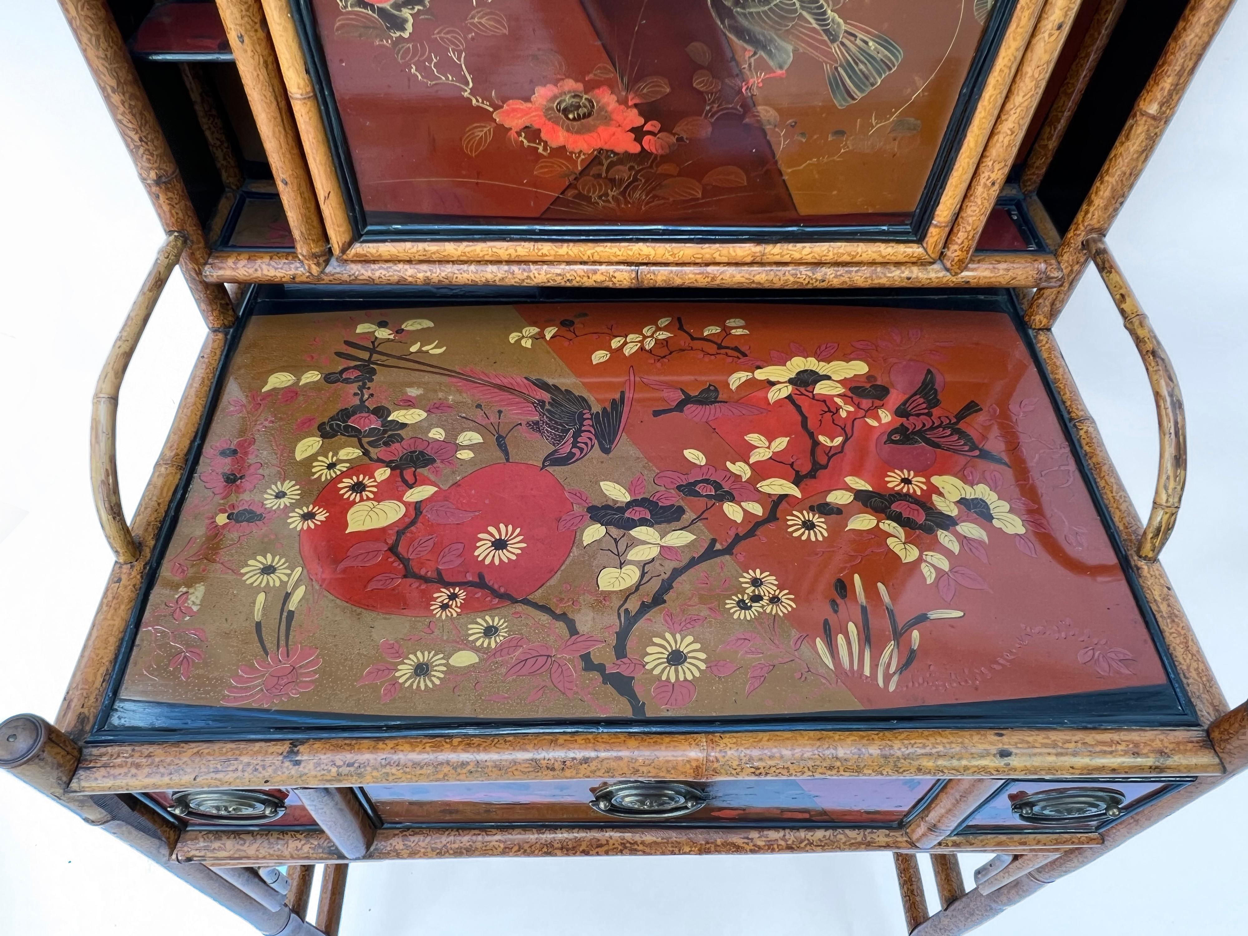 Scrivania vittoriana in stile Brighton Pavilion. Ha una cornice di bambù bruciato, con pannelli laccati e dipinti a mano con uccelli e motivi floreali. Il pannello superiore, incernierato, si apre in una scrivania inclinata in pelle lavorata, con