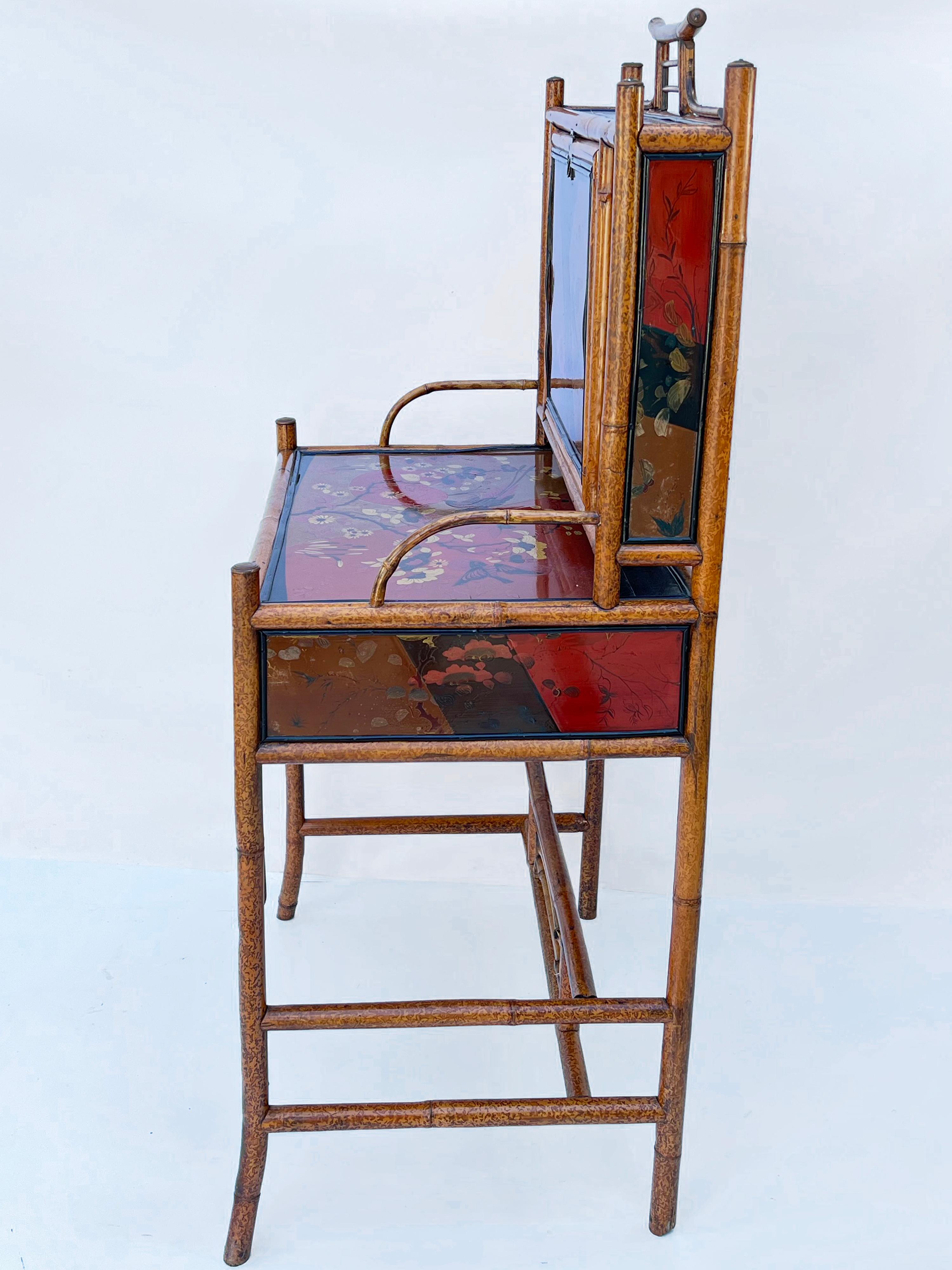 Fine XIX secolo Scrivania vittoriana del XIX secolo in bambù laccato Chinoiserie Secretaire in vendita
