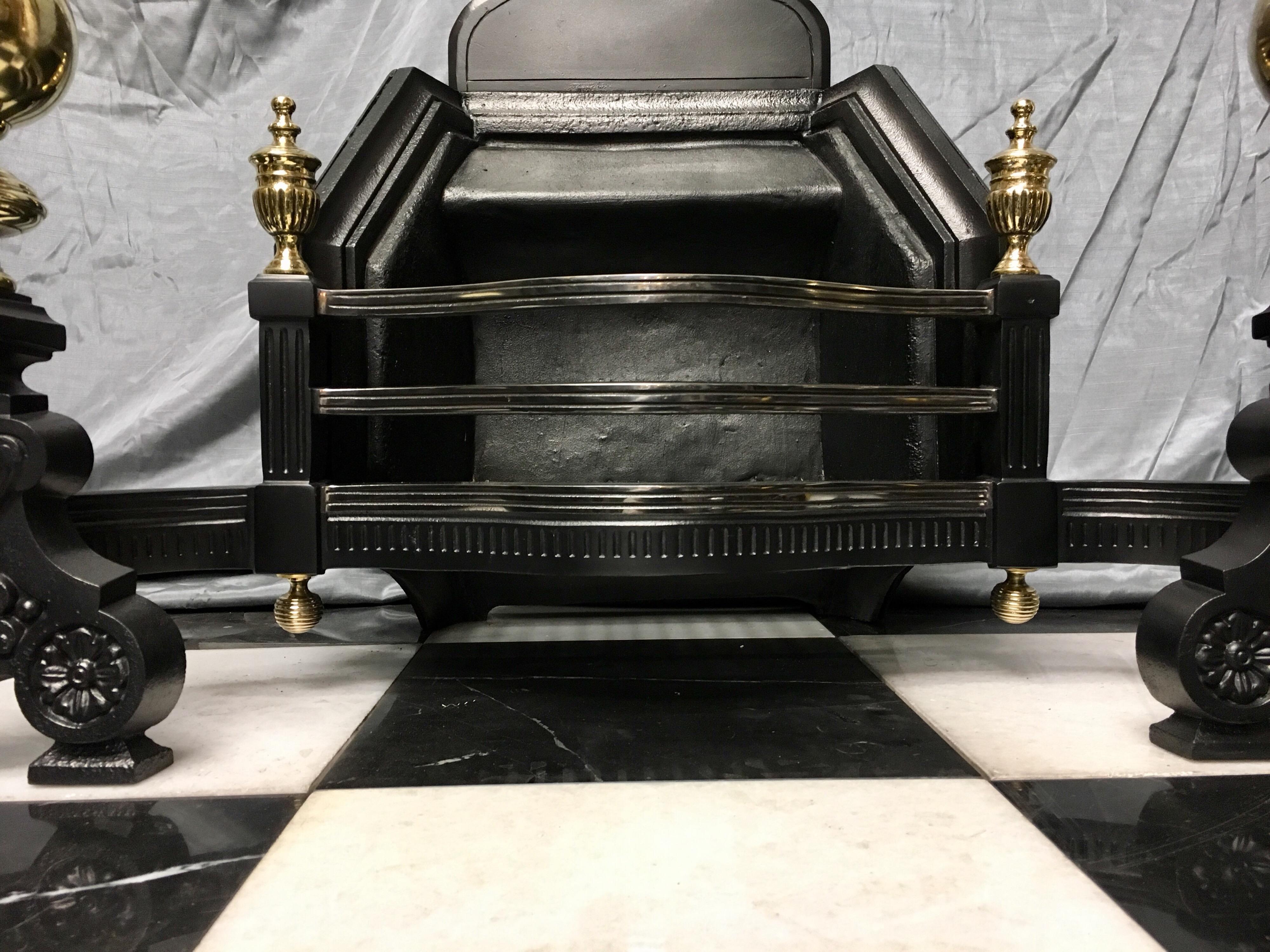 Fer Panier à grille de cheminée de style baroque victorien du 19ème siècle en fonte et laiton en vente