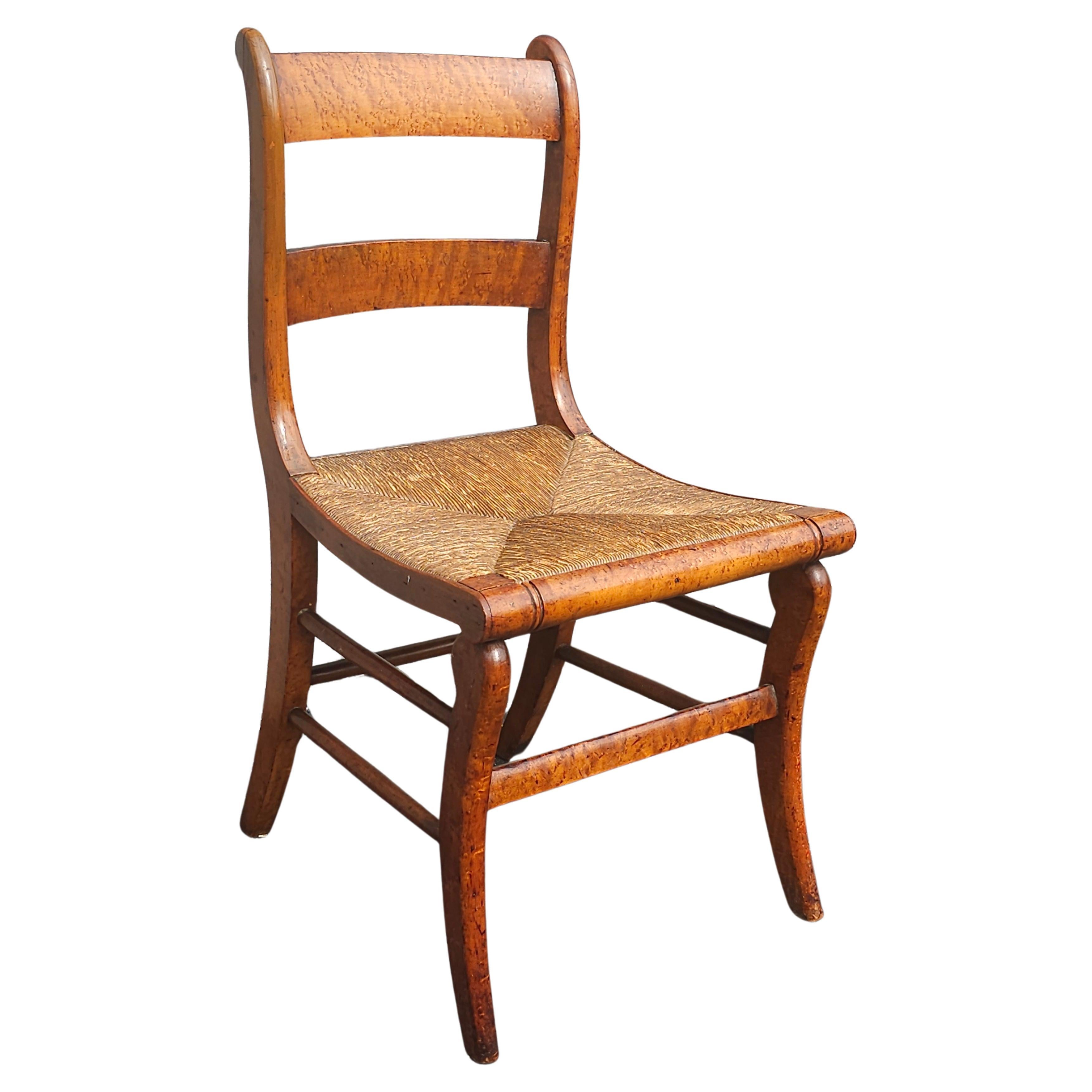 Siège victorien du 19ème siècle en érable piqué et jonc  Chaise d'appoint
 Mesure 17,5