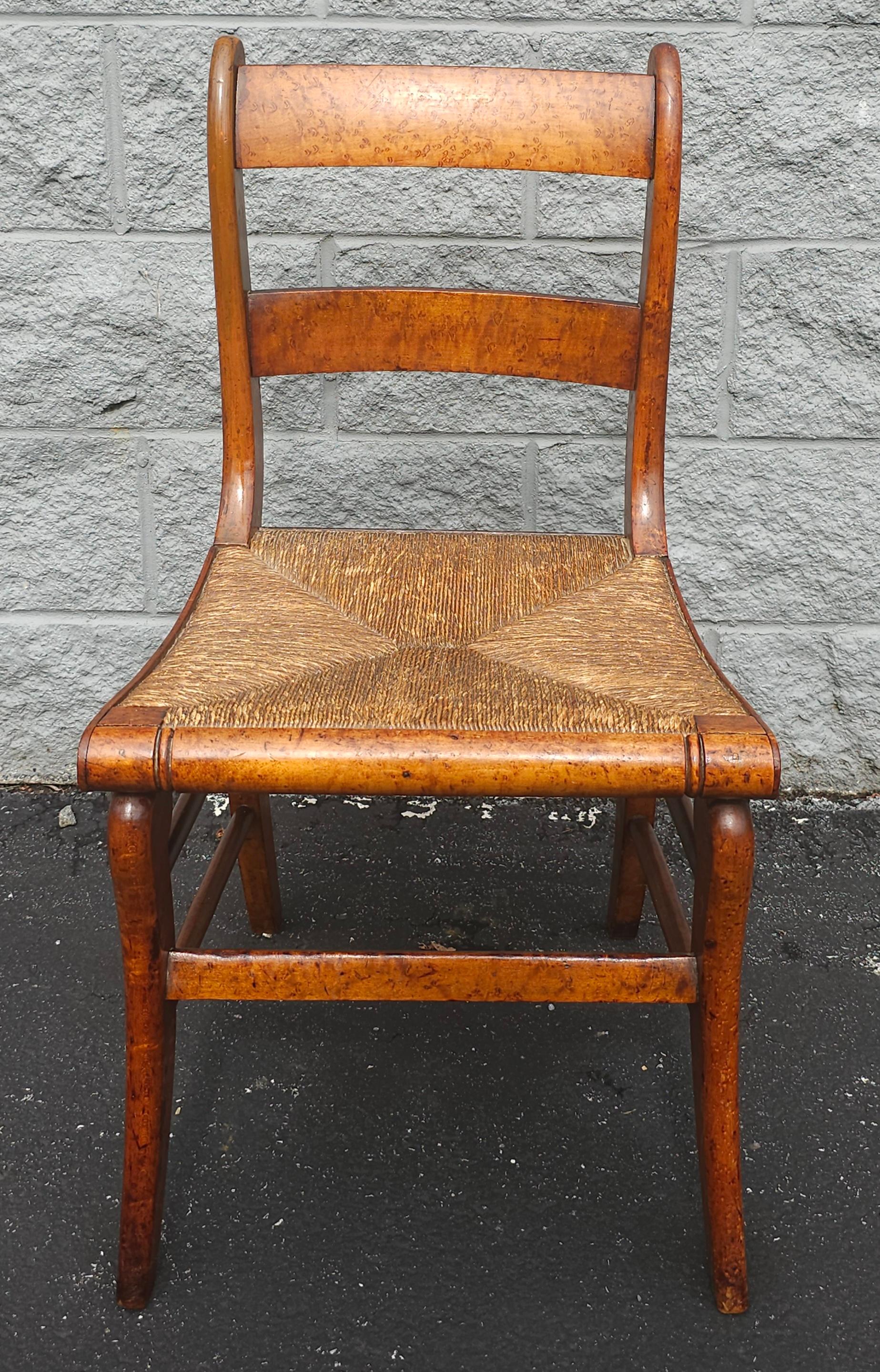 Siège victorien du 19ème siècle en érable piqué et jonc  Chaise d'appoint Bon état - En vente à Germantown, MD
