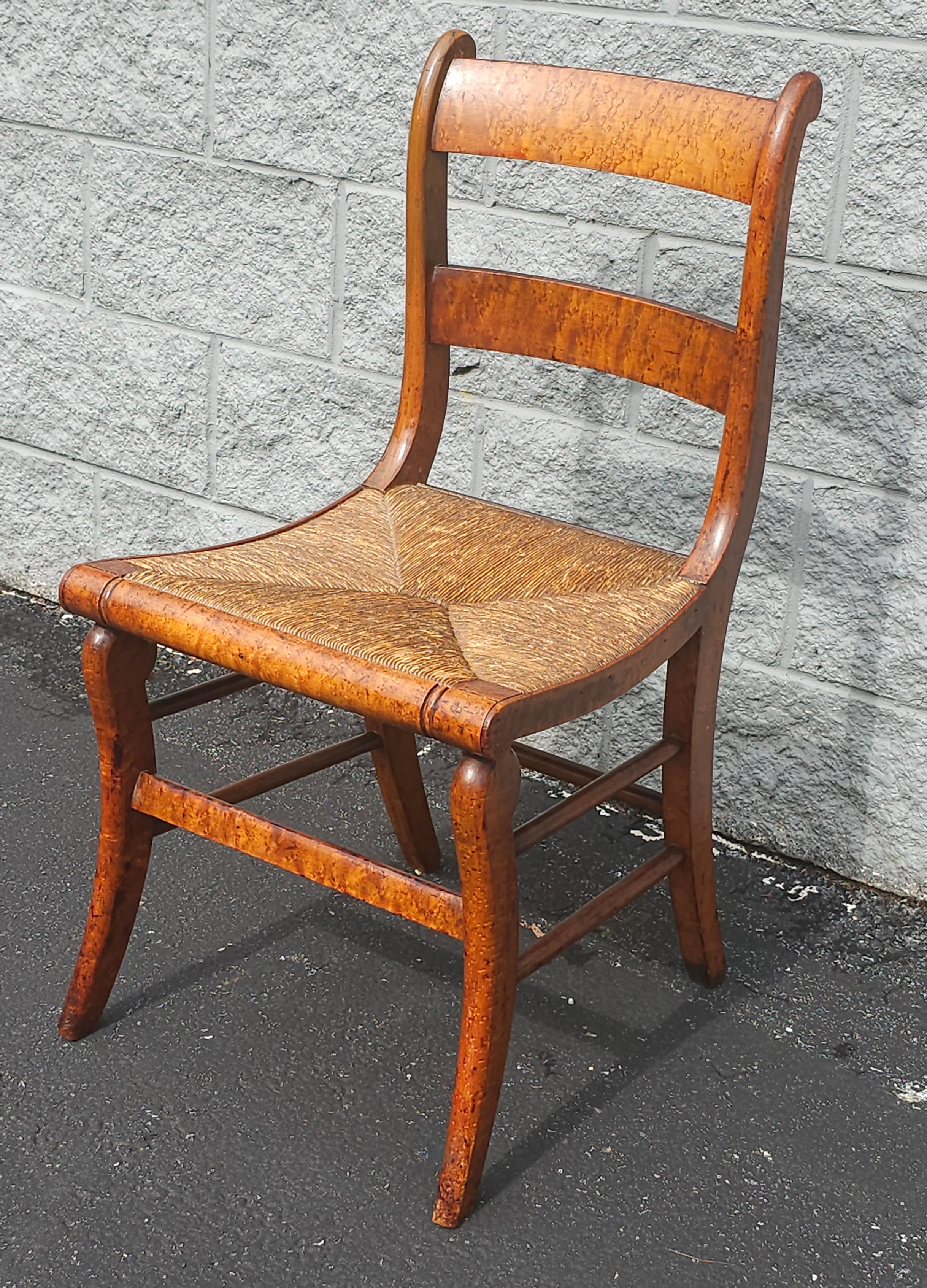 XIXe siècle Siège victorien du 19ème siècle en érable piqué et jonc  Chaise d'appoint en vente