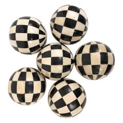 boules de tapis géométriques en os et corne noir et blanc du 19e siècle de style victorien