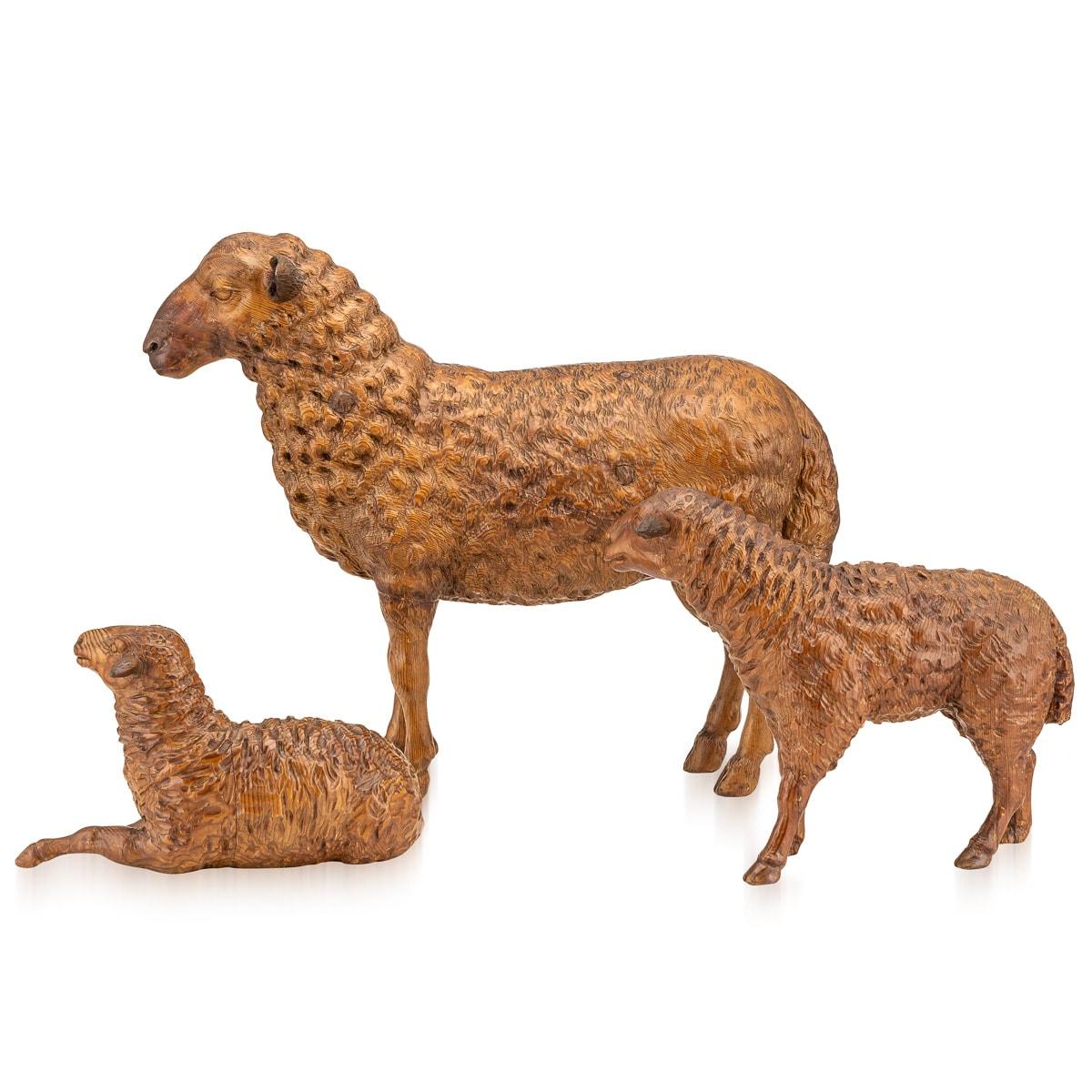 Anciennes figurines de moutons sculptées dans la Forêt Noire au 19e siècle, utilisées comme accessoires pour une nativité de Noël. Ces objets étaient généralement rachetés par des touristes en provenance de la frontière entre la Suisse et