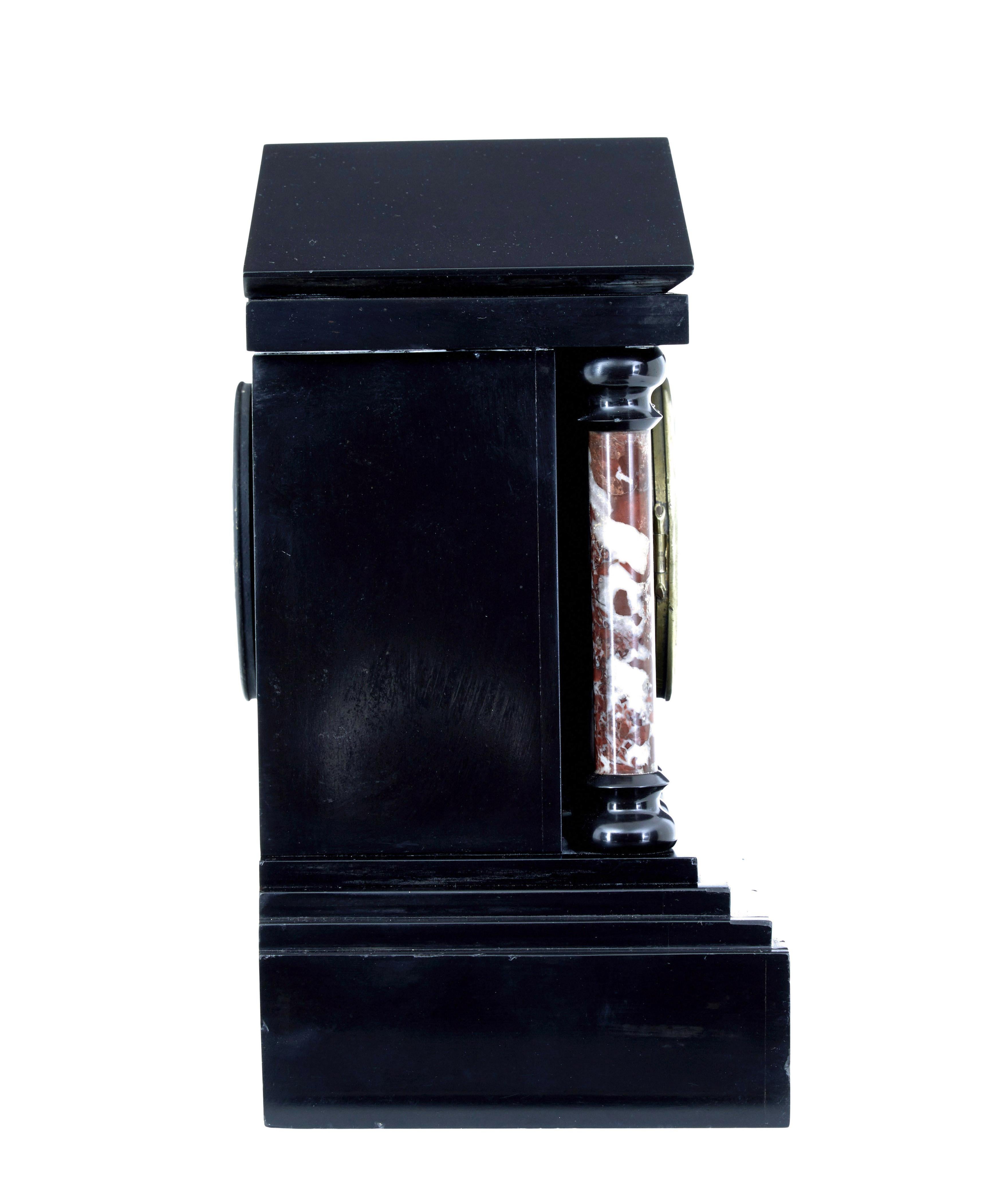 Victorien Horloge de cheminée victorienne en marbre noir du 19e siècle en vente