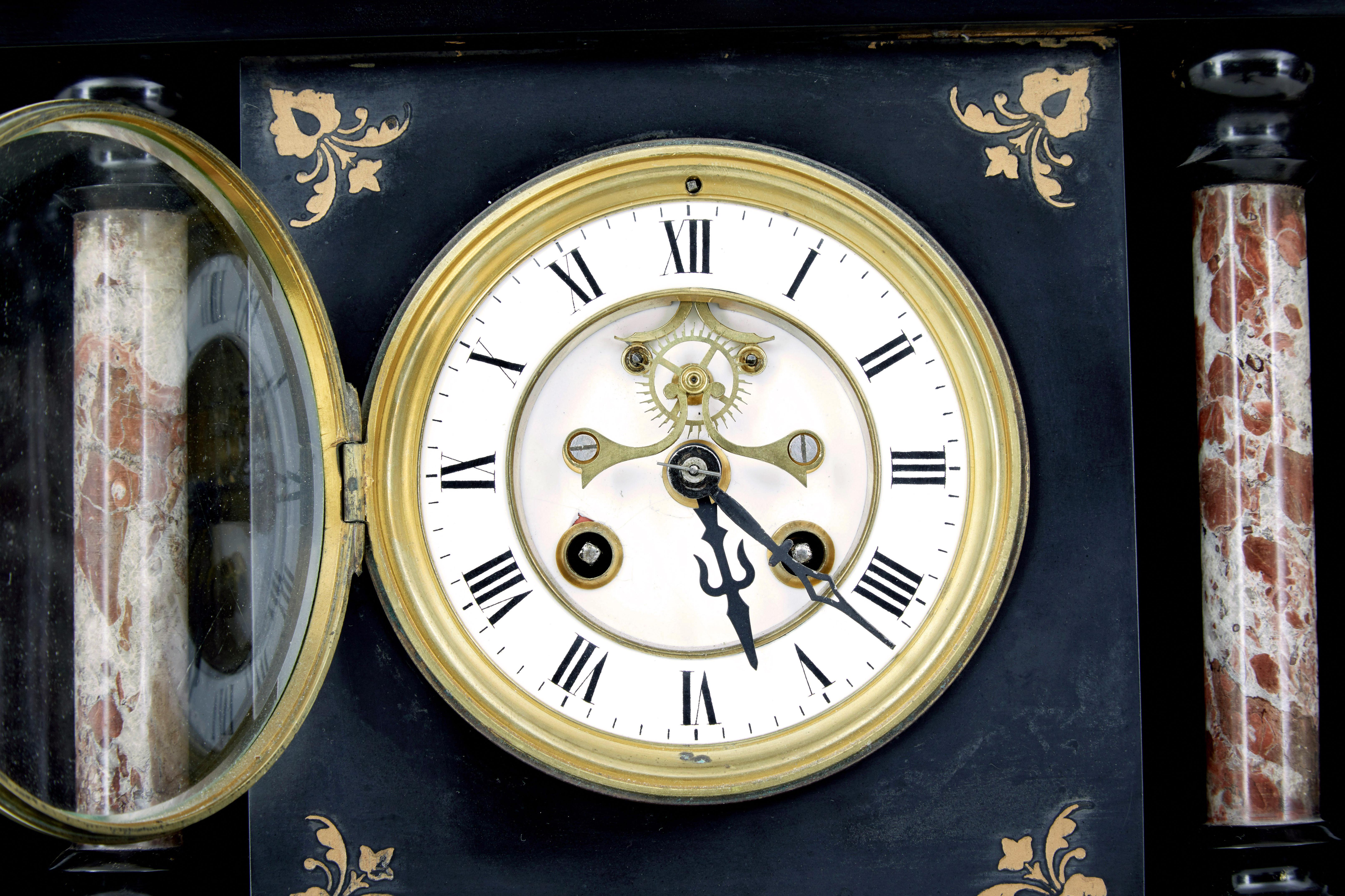 Anglais Horloge de cheminée victorienne en marbre noir du 19e siècle en vente