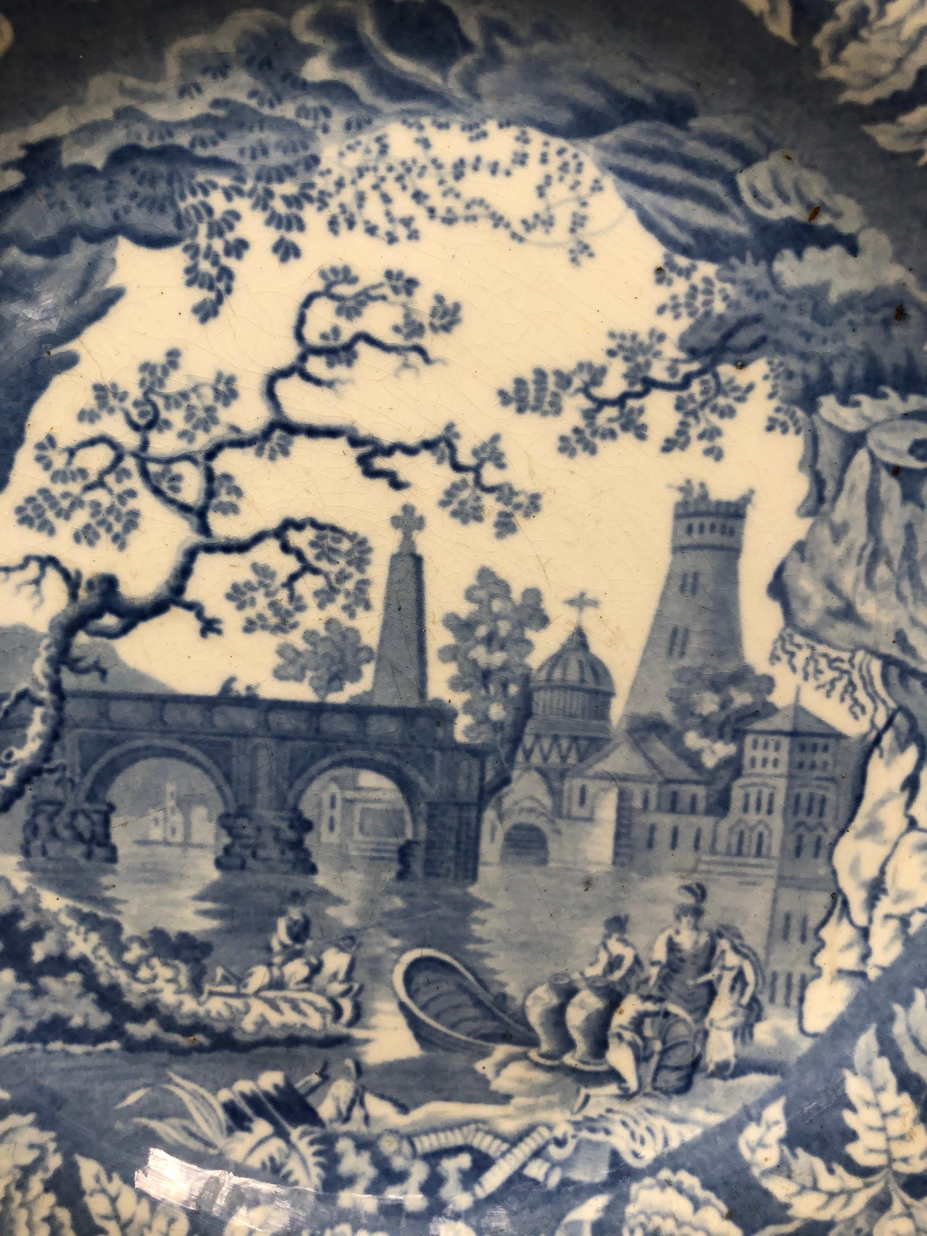 Assiette en porcelaine à transfert bleu et blanc du début du 19e siècle représentant un château, un pont avec une bordure de fleurs, signée Whiting Staffordshire. Marque 1818-1834.
9,5 pouces de diamètre.
 