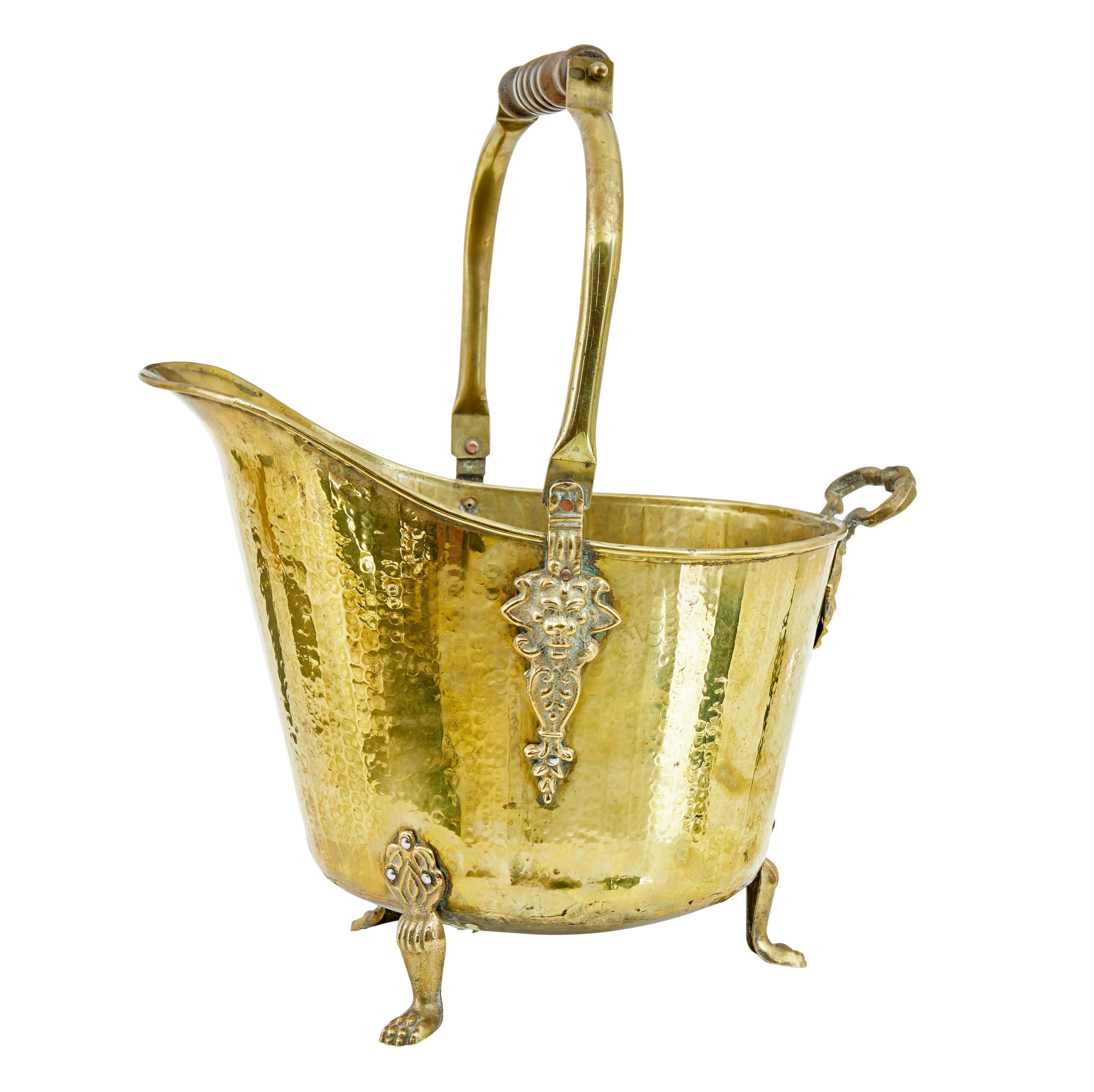 Navetta per carbone in ottone del XIX secolo vittoriano, circa 1890.

Le maschere decorative in ottone del leone fuso formano i supporti per la maniglia in legno e ottone.
In piedi su 3 piedi a zampa, esempio di buona qualità del XIX secolo.

Lievi