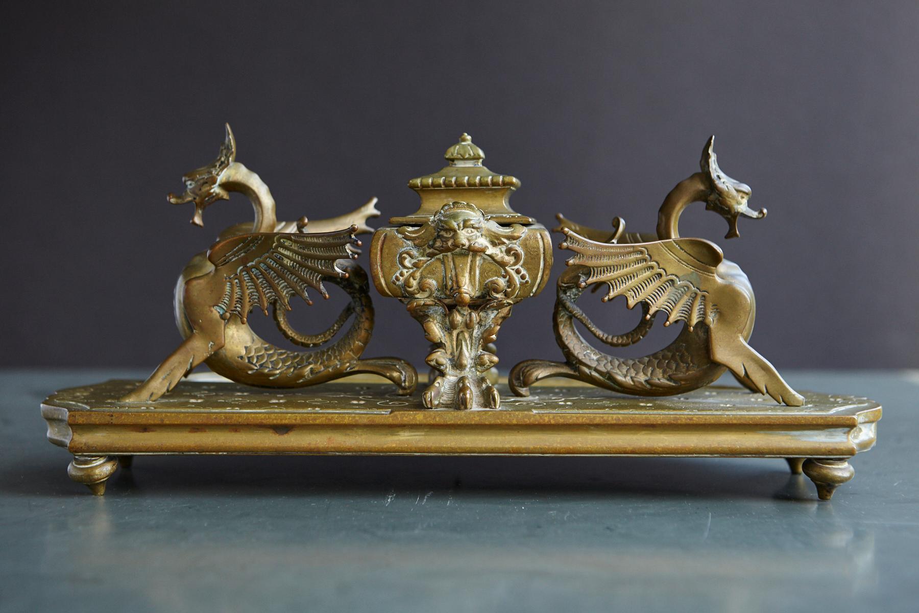 Encrier en laiton victorien avec dragons ailés et porte-plume intégré du 19ème siècle en vente 3