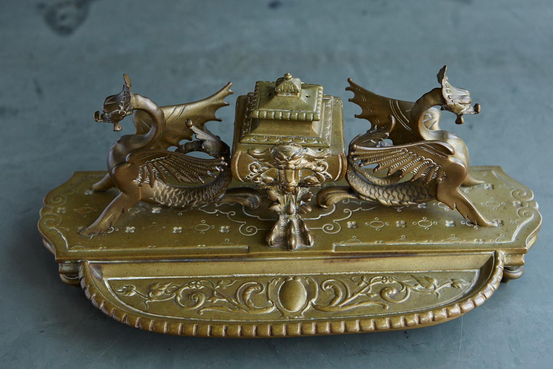 Encrier en laiton victorien avec dragons ailés et porte-plume intégré du 19ème siècle en vente 4