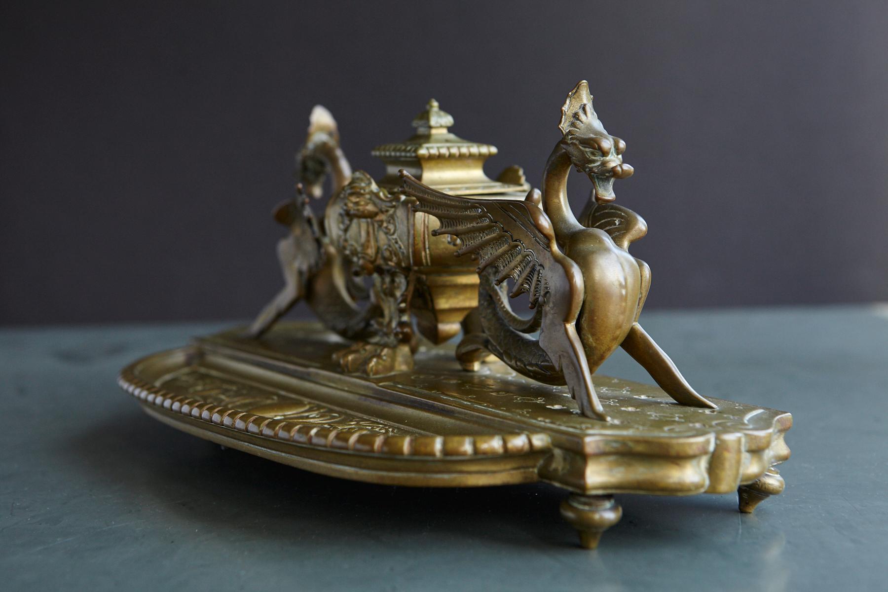 Victorien Encrier en laiton victorien avec dragons ailés et porte-plume intégré du 19ème siècle en vente