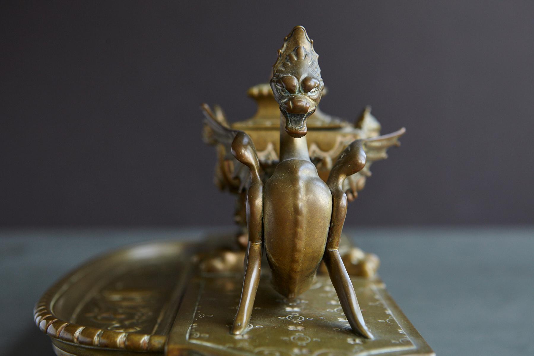Encrier en laiton victorien avec dragons ailés et porte-plume intégré du 19ème siècle Bon état - En vente à Pau, FR