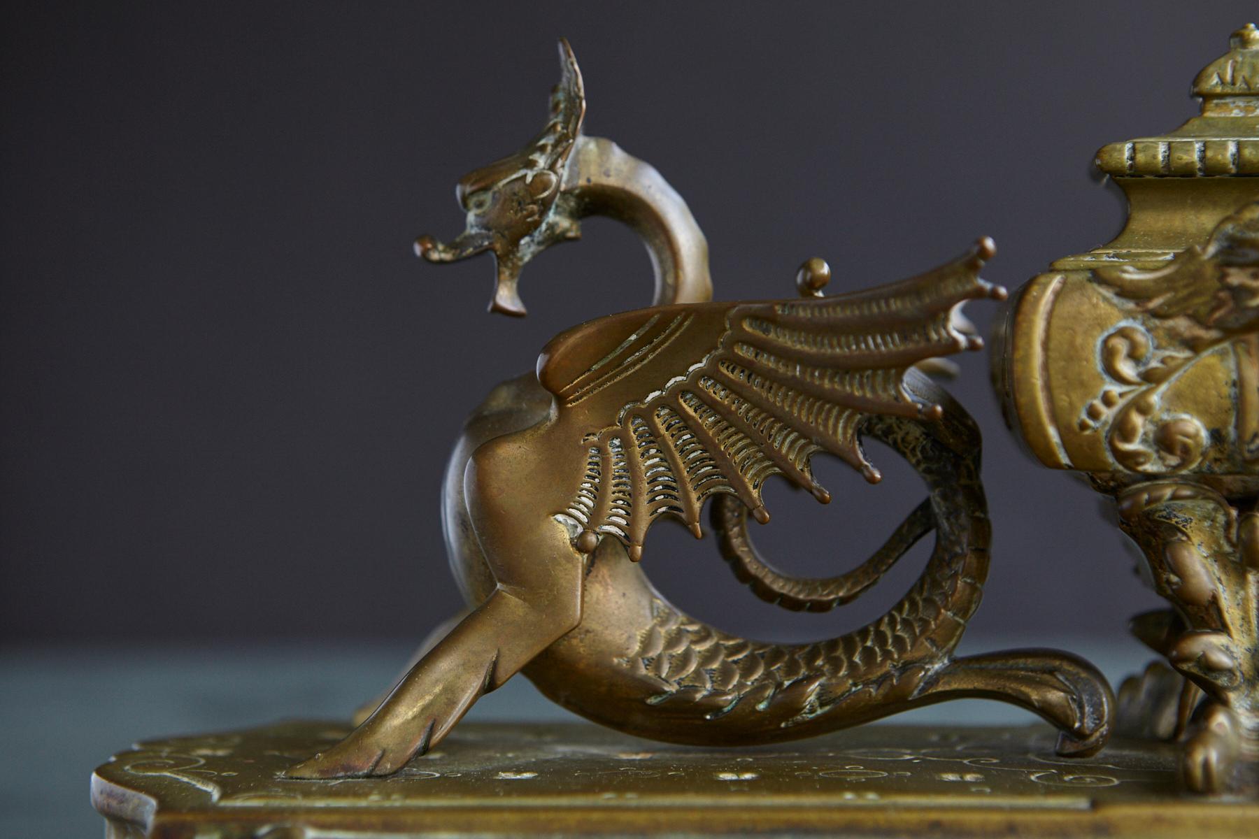 Fin du XIXe siècle Encrier en laiton victorien avec dragons ailés et porte-plume intégré du 19ème siècle en vente