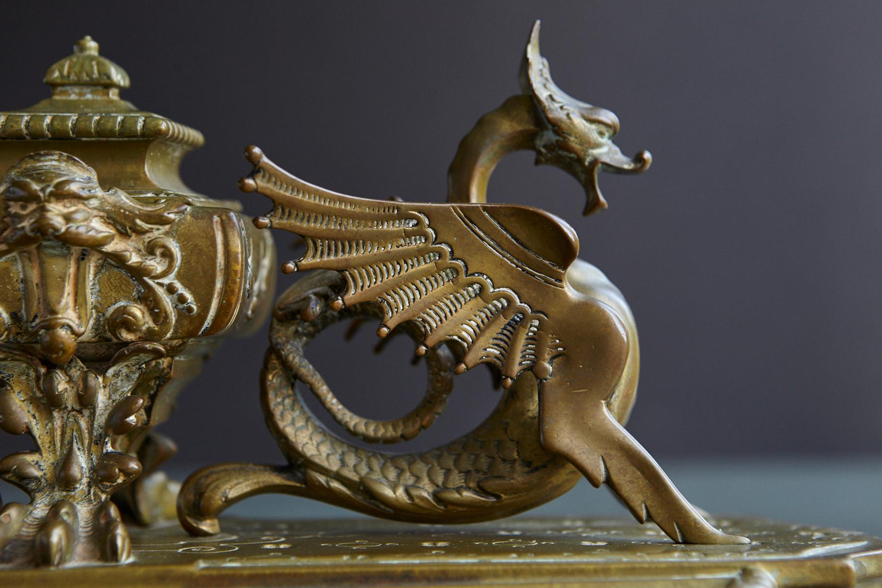 Laiton Encrier en laiton victorien avec dragons ailés et porte-plume intégré du 19ème siècle en vente