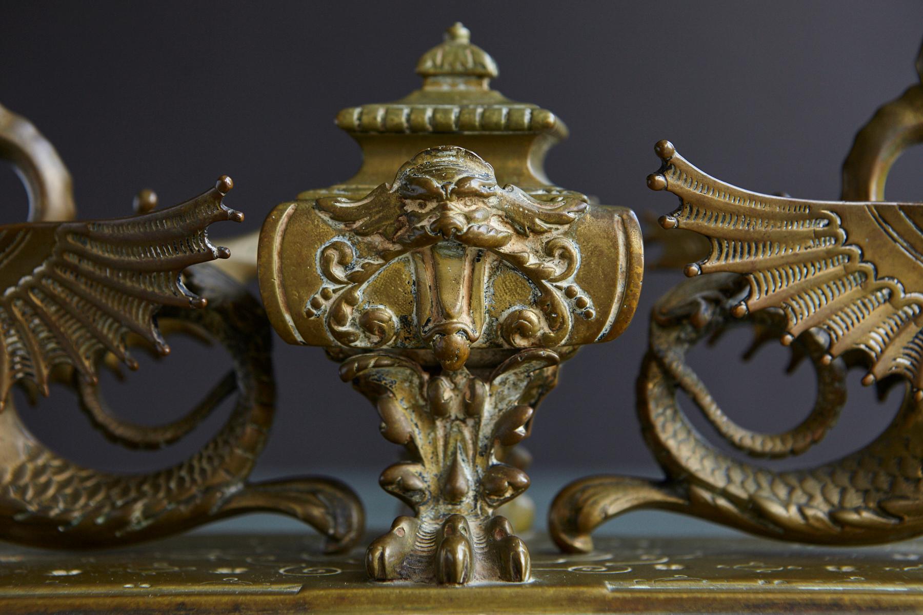 Encrier en laiton victorien avec dragons ailés et porte-plume intégré du 19ème siècle en vente 1