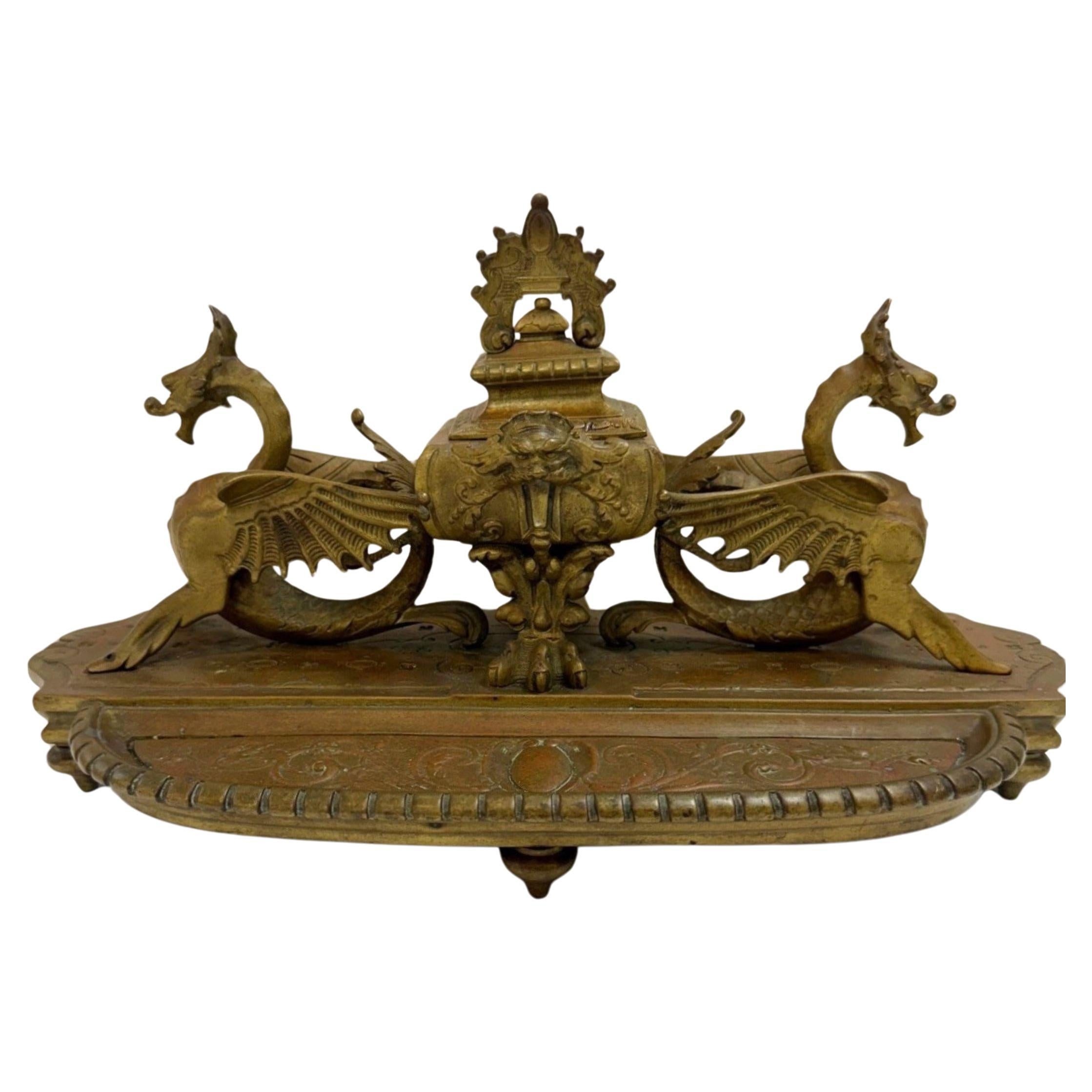 Encrier victorien en laiton du 19e siècle avec griffons ailés et plumier intégré en vente