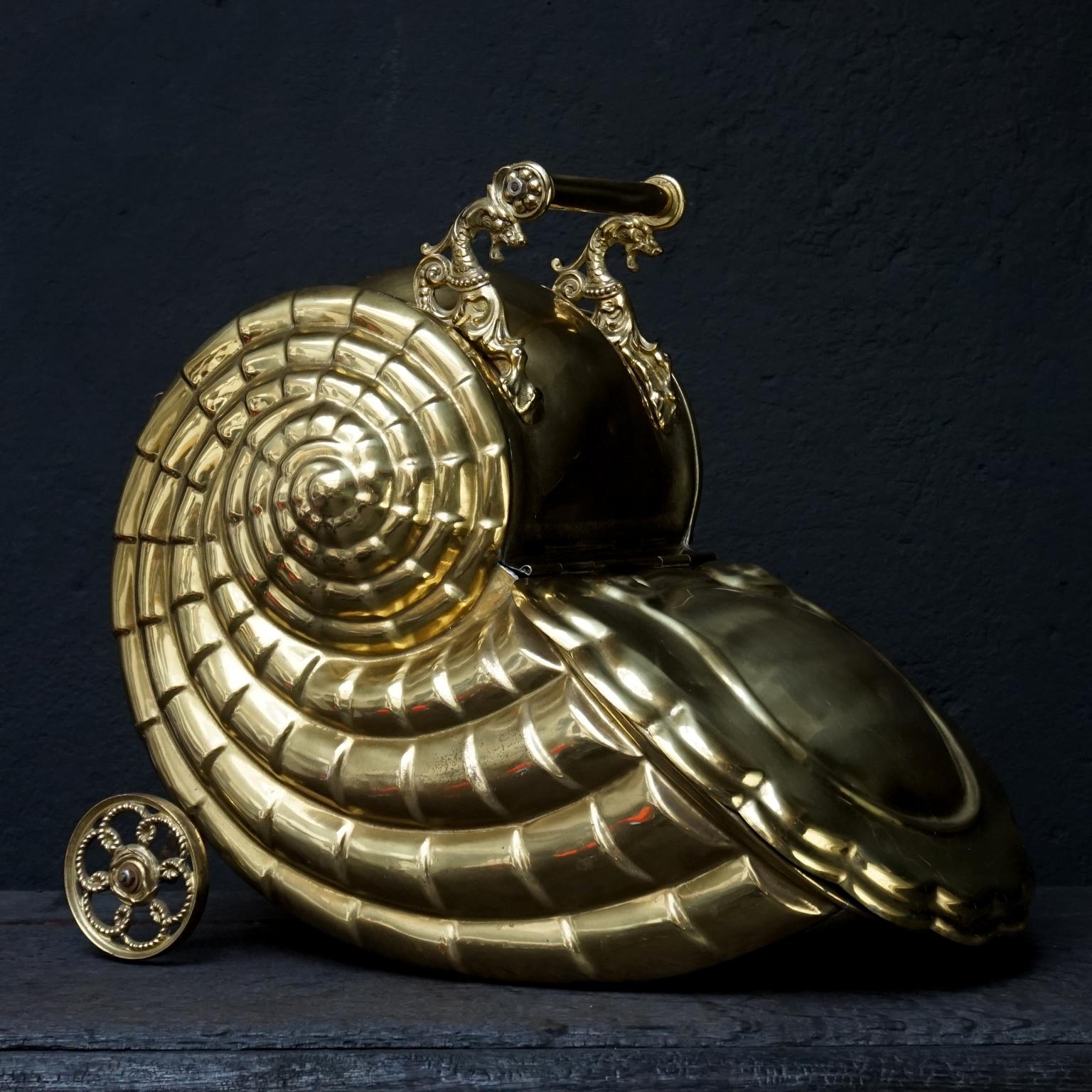 19th Century Victorian Brass Nautilus Shell Shaped Coal Scuttle or Purdonium In Good Condition For Sale In Haarlem, NL