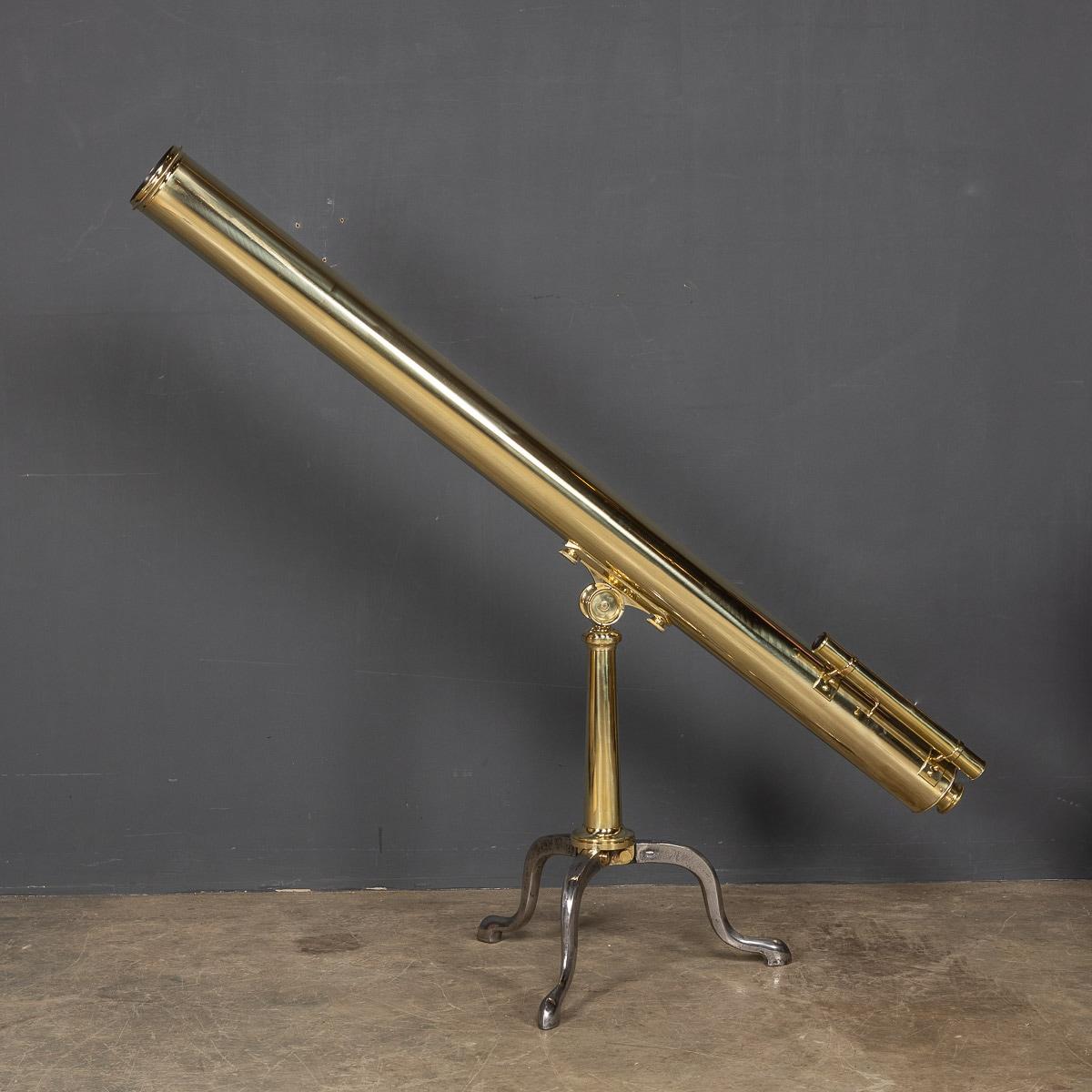 19th Century Victorian large brass telescope from an English country manor with 31/2inch refracting lens, both large and fine focus, the latter being rack and pinion.

CONDITION
In Great Condition - No Damage.

SIZE
Width: 137cm
Height: 40cm
Depth: