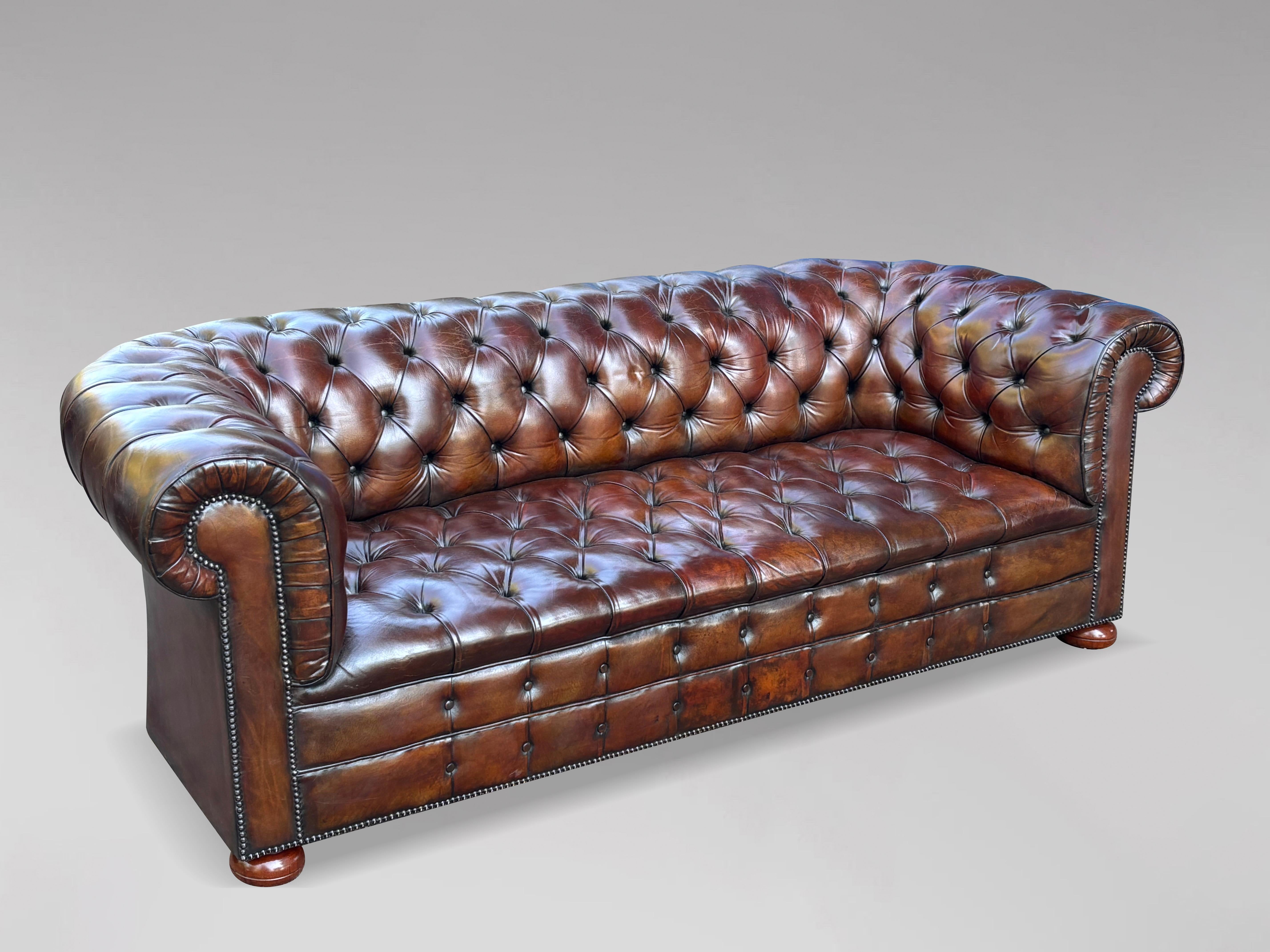 19. Jahrhundert Viktorianisches Braunes Leder 3-Sitzer Chesterfield Sofa im Angebot 6