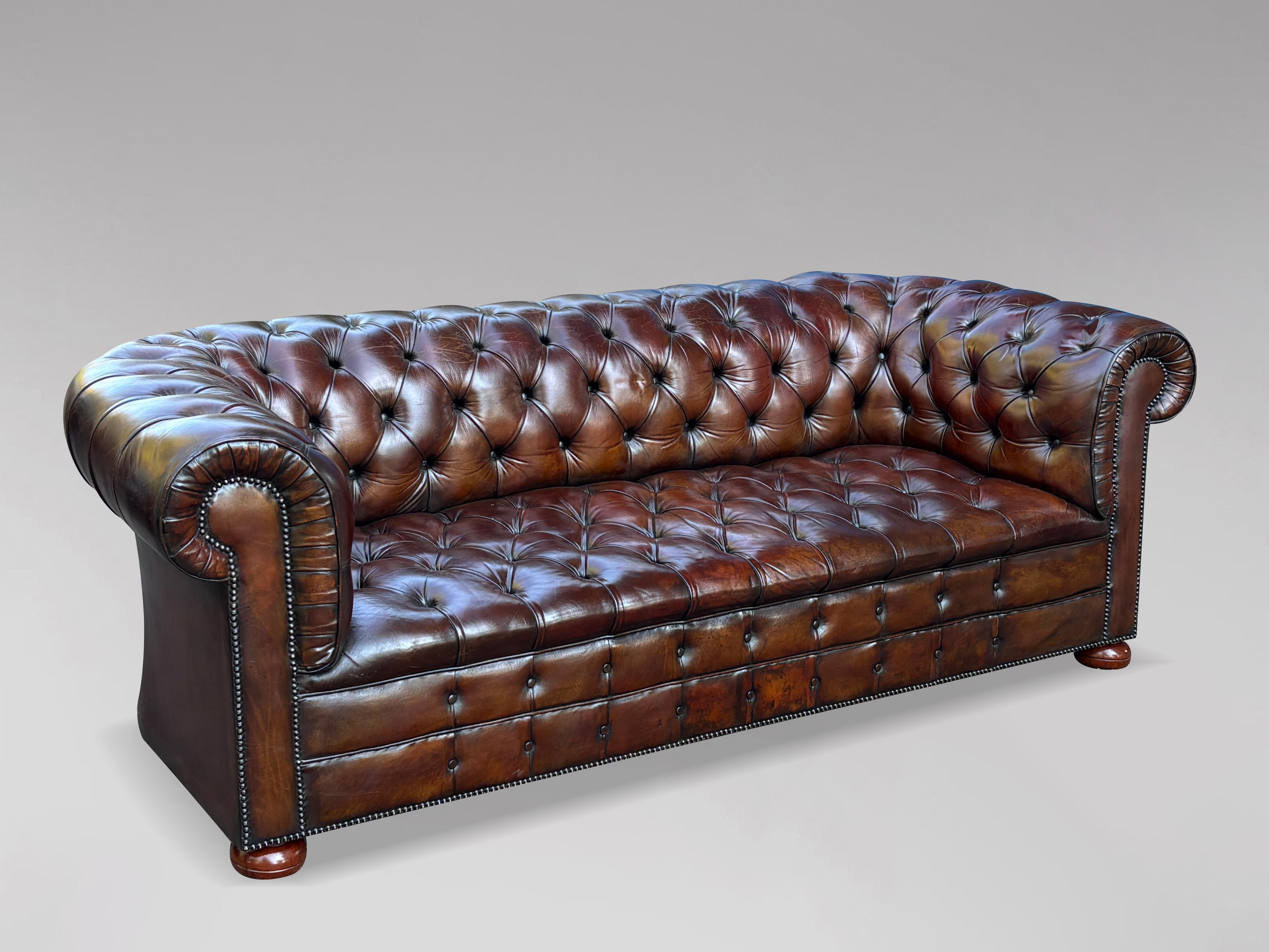 Hervorragende Qualität 19. Jahrhundert viktorianischen braunen Leder Chesterfield Sofa

Eine erstaunliche 19. Jahrhundert viktorianischen Zeit großen Dreisitzer dunkelbraunem Leder Button-down Chesterfield Sofa. Er besteht aus braunem Originalleder,