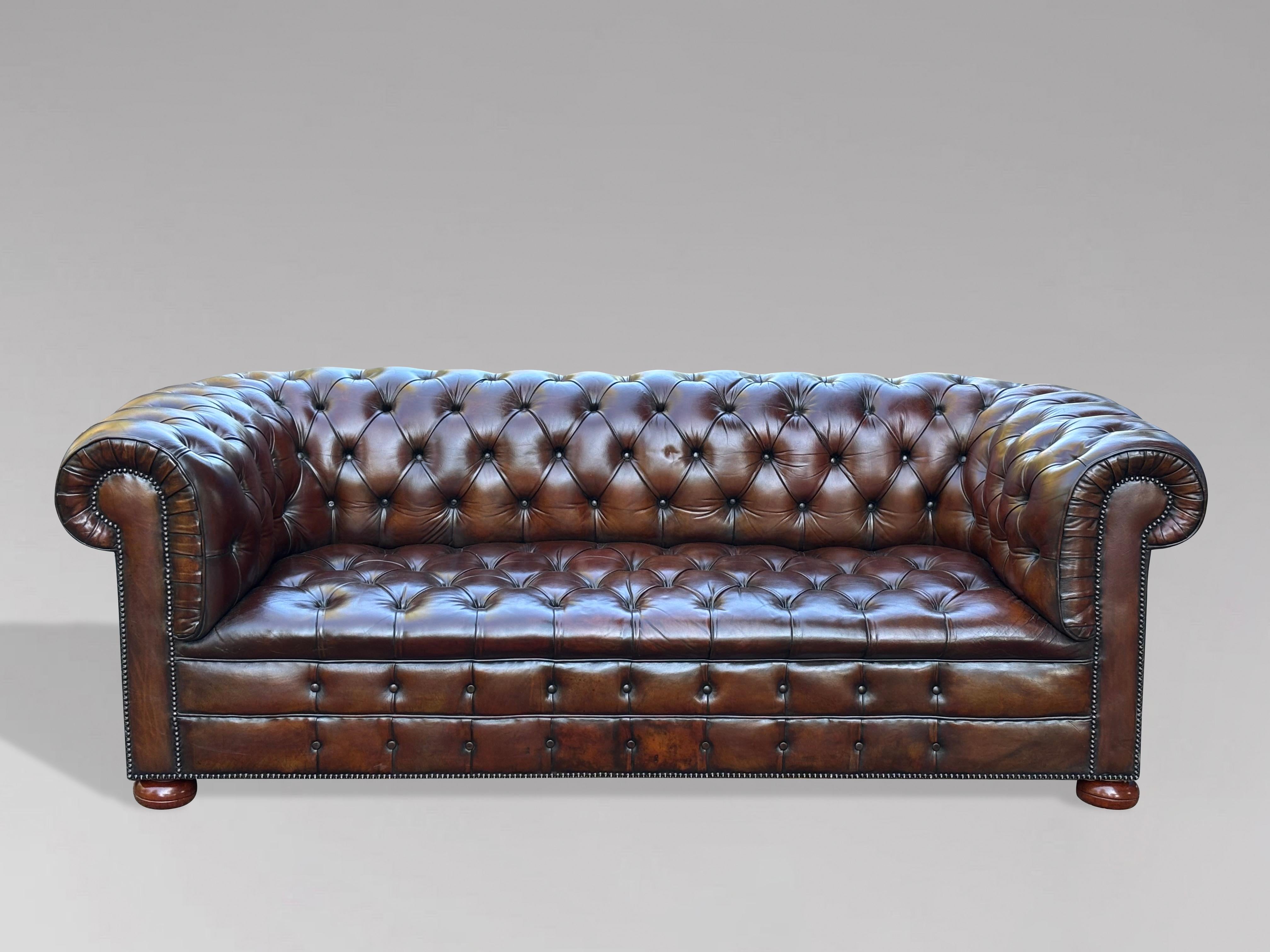 19. Jahrhundert Viktorianisches Braunes Leder 3-Sitzer Chesterfield Sofa (Britisch) im Angebot