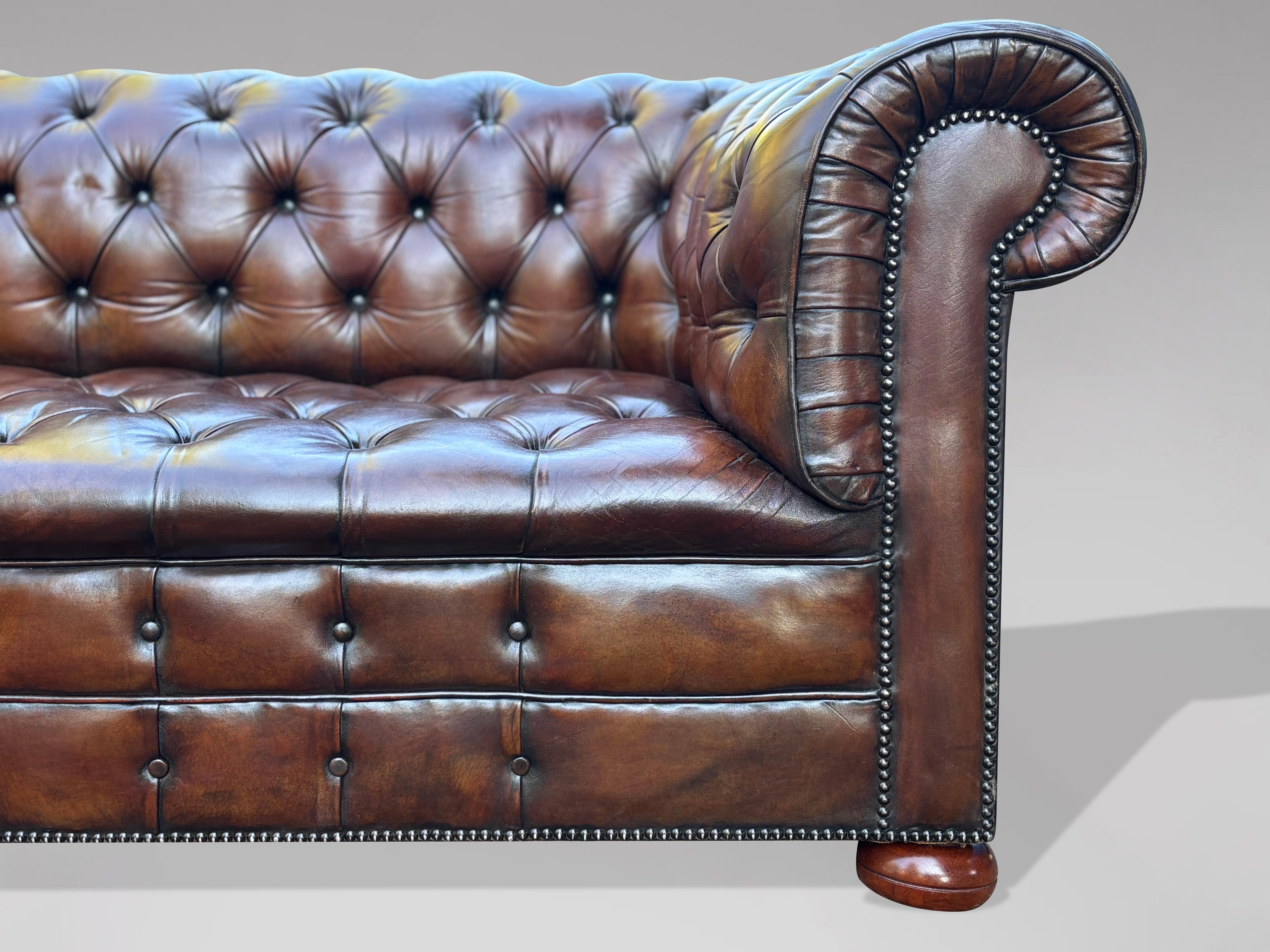 19. Jahrhundert Viktorianisches Braunes Leder 3-Sitzer Chesterfield Sofa im Zustand „Gut“ im Angebot in Petworth,West Sussex, GB