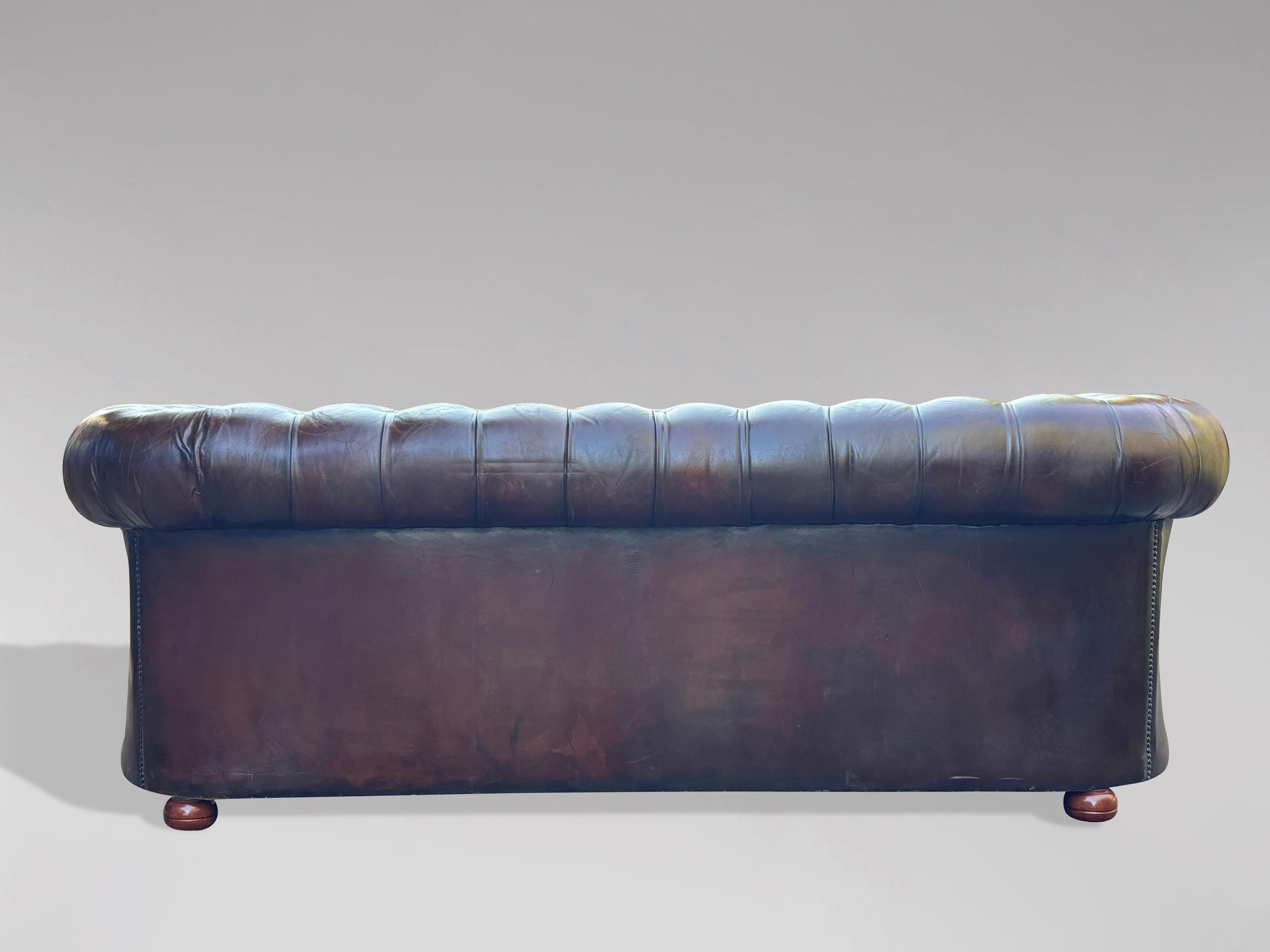 19. Jahrhundert Viktorianisches Braunes Leder 3-Sitzer Chesterfield Sofa im Angebot 1