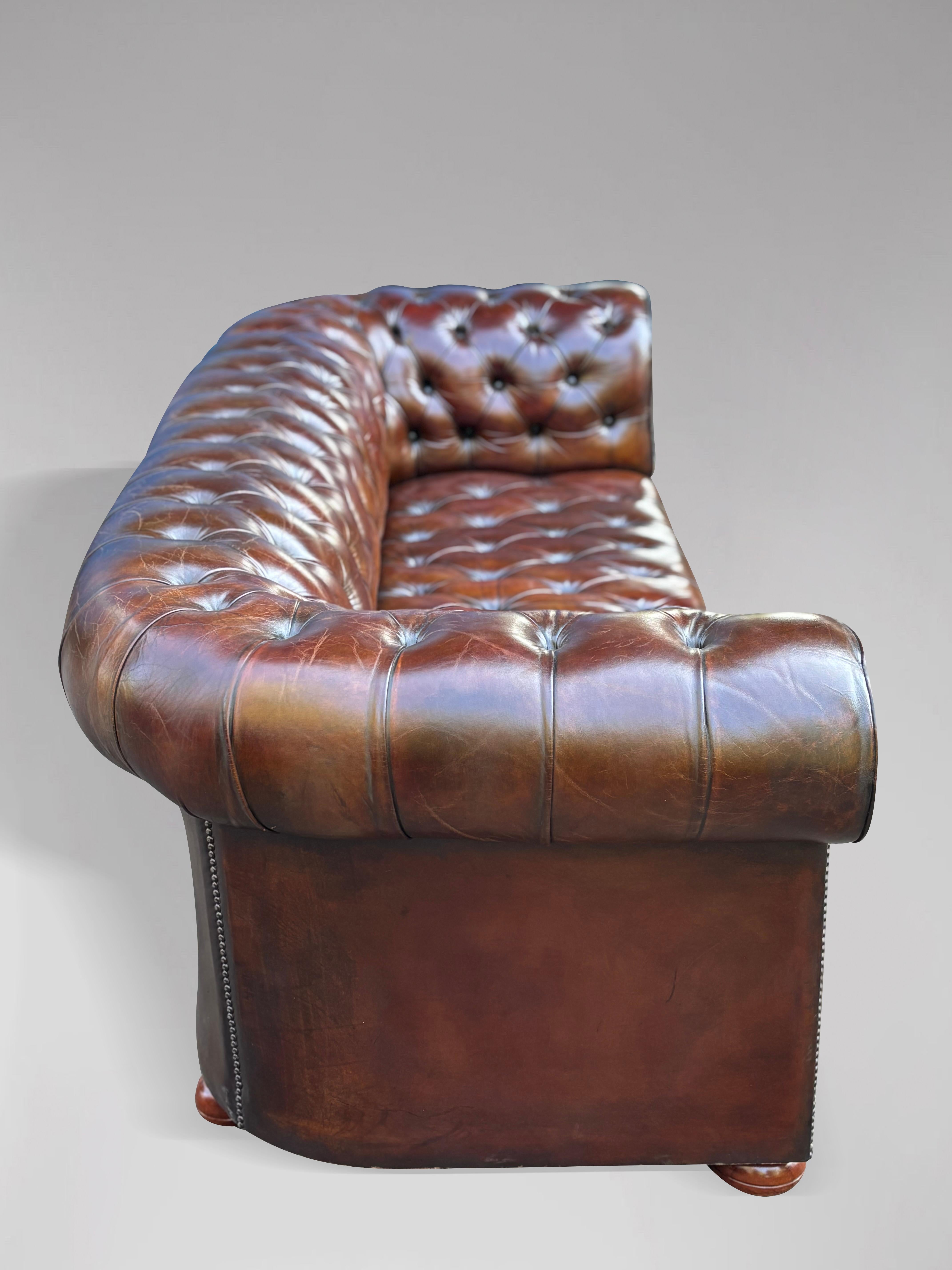 19. Jahrhundert Viktorianisches Braunes Leder 3-Sitzer Chesterfield Sofa im Angebot 3
