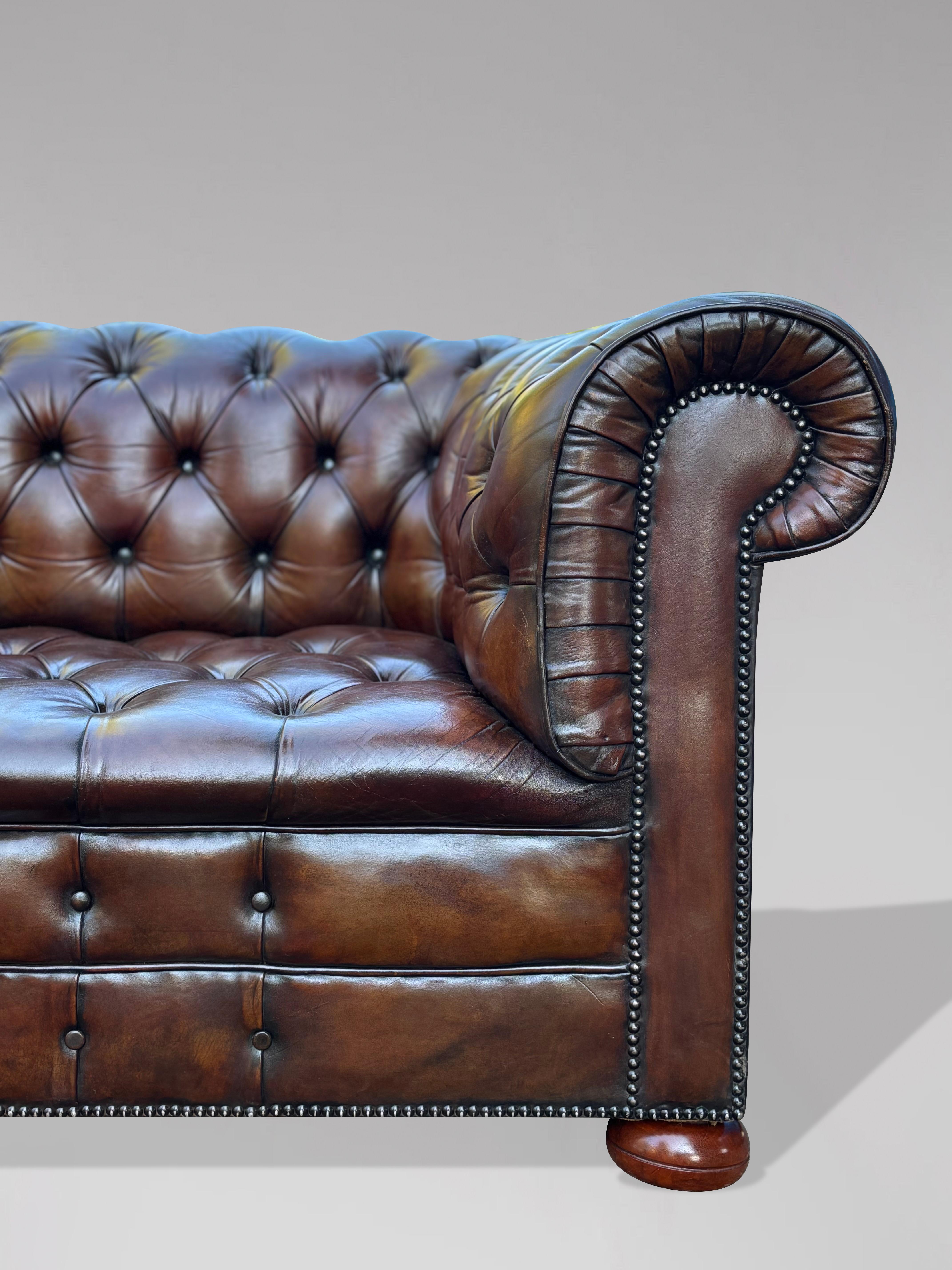 19. Jahrhundert Viktorianisches Braunes Leder 3-Sitzer Chesterfield Sofa im Angebot 4