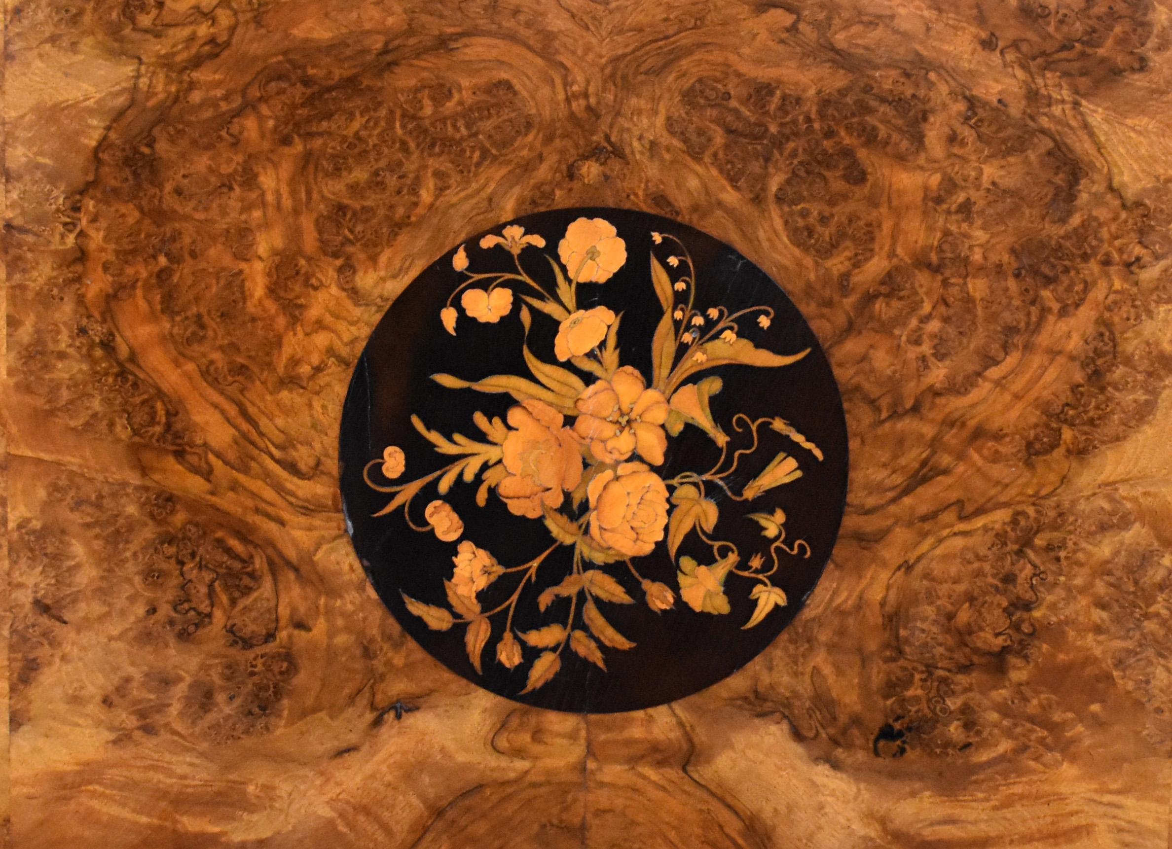 Viktorianischer Mitteltisch aus Wurzelnussholz mit Intarsien aus dem 19. Jahrhundert im Angebot 5