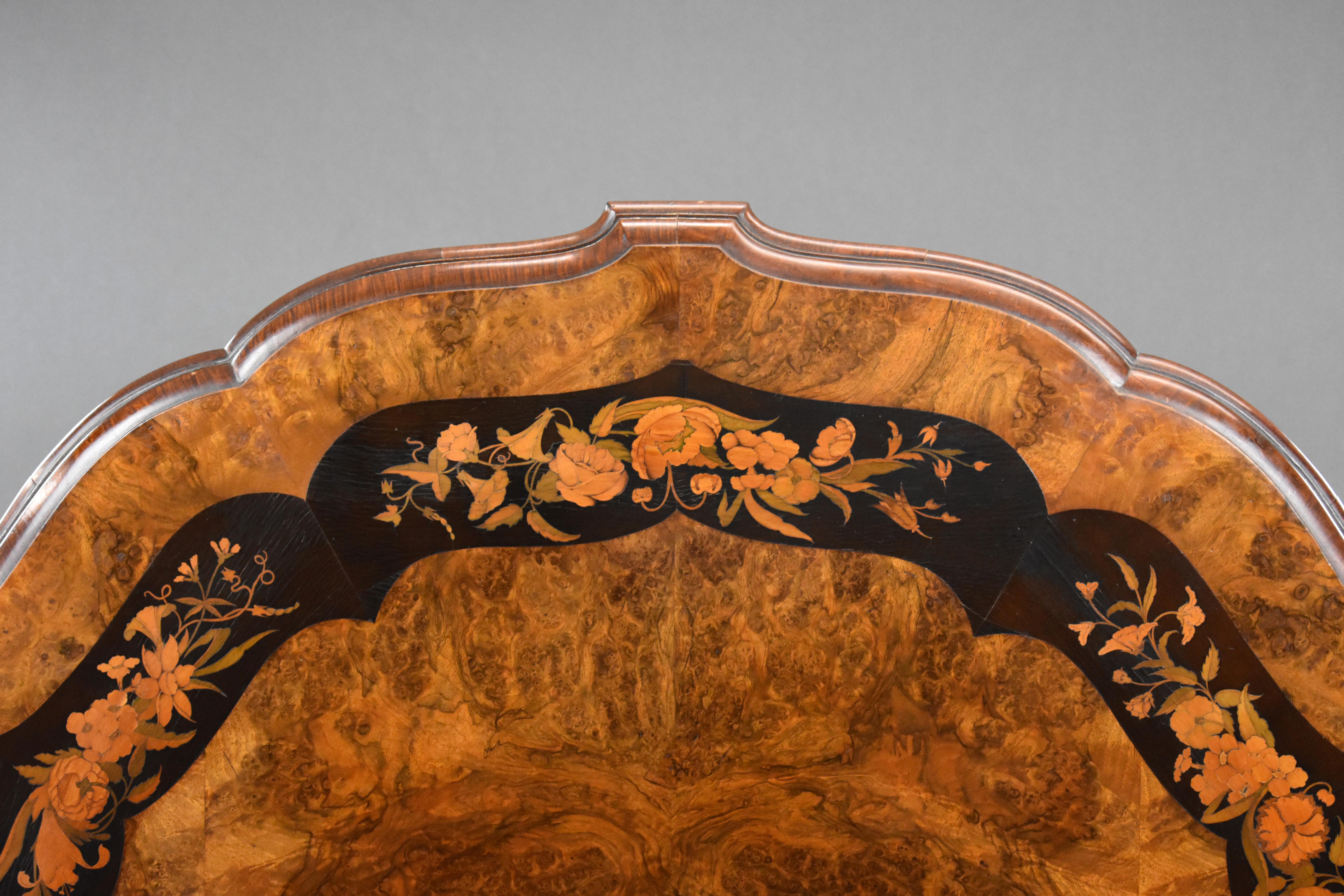 Viktorianischer Mitteltisch aus Wurzelnussholz mit Intarsien aus dem 19. Jahrhundert (Walnuss) im Angebot