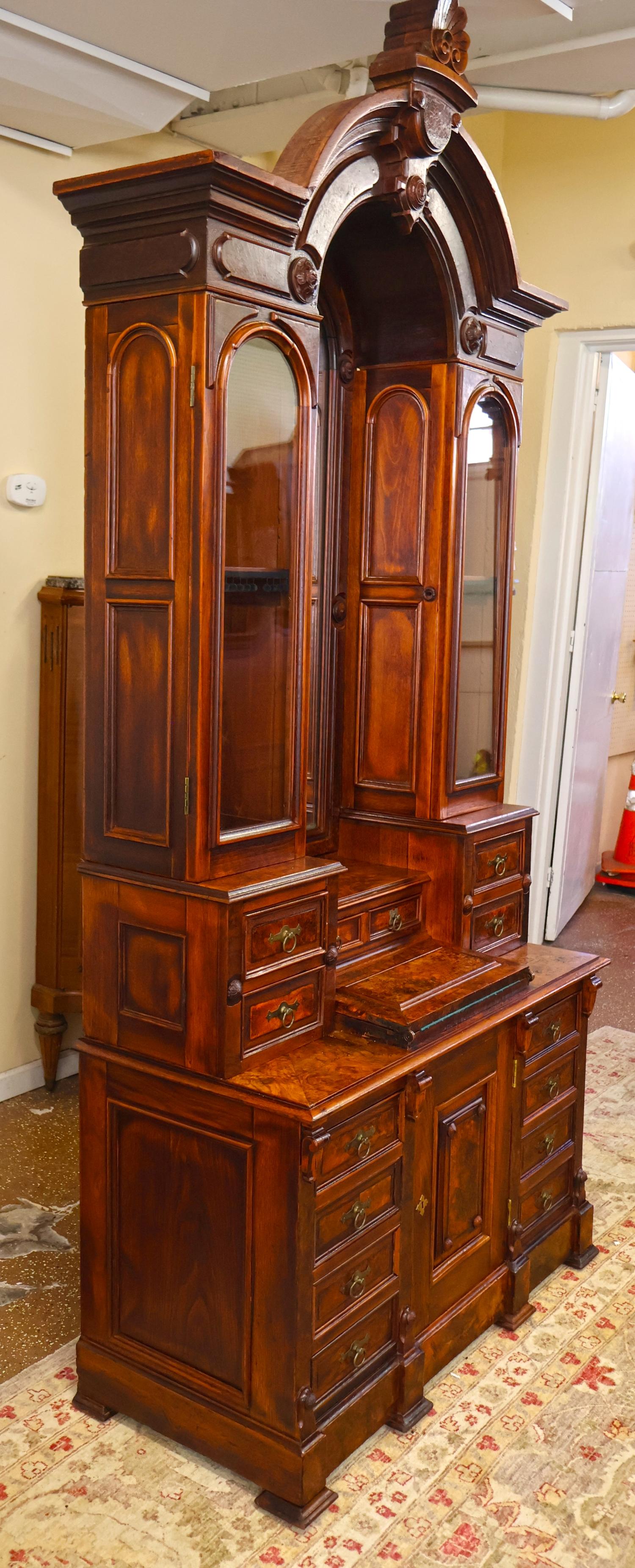 19ème siècle Victorien Noyer Brut Bureau Secrétaire à façade inclinée Attr à Jelliff en vente 4