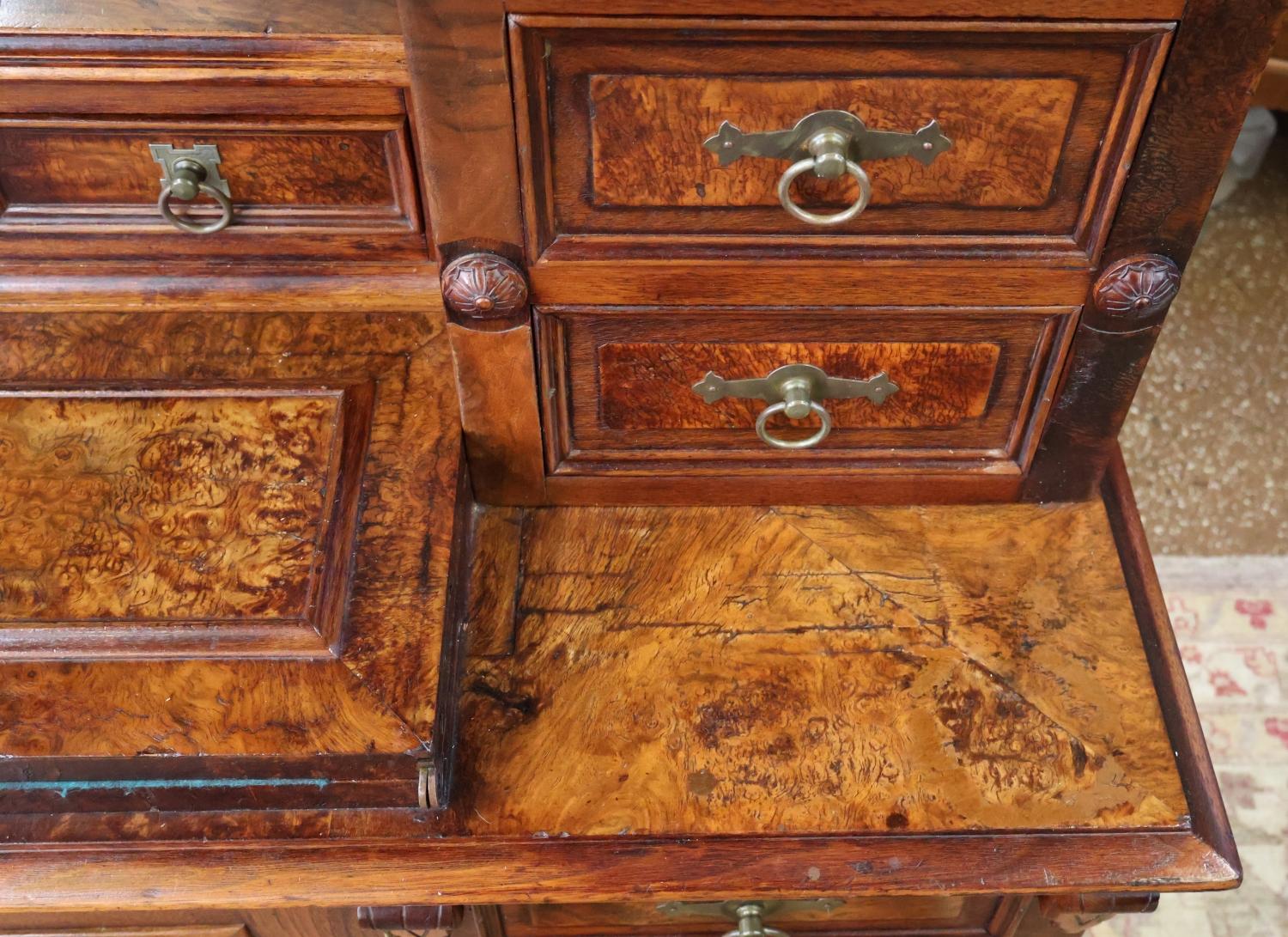 19ème siècle Victorien Noyer Brut Bureau Secrétaire à façade inclinée Attr à Jelliff en vente 7