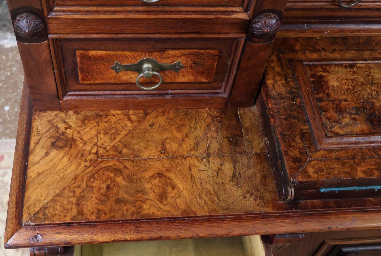 19ème siècle Victorien Noyer Brut Bureau Secrétaire à façade inclinée Attr à Jelliff en vente 9