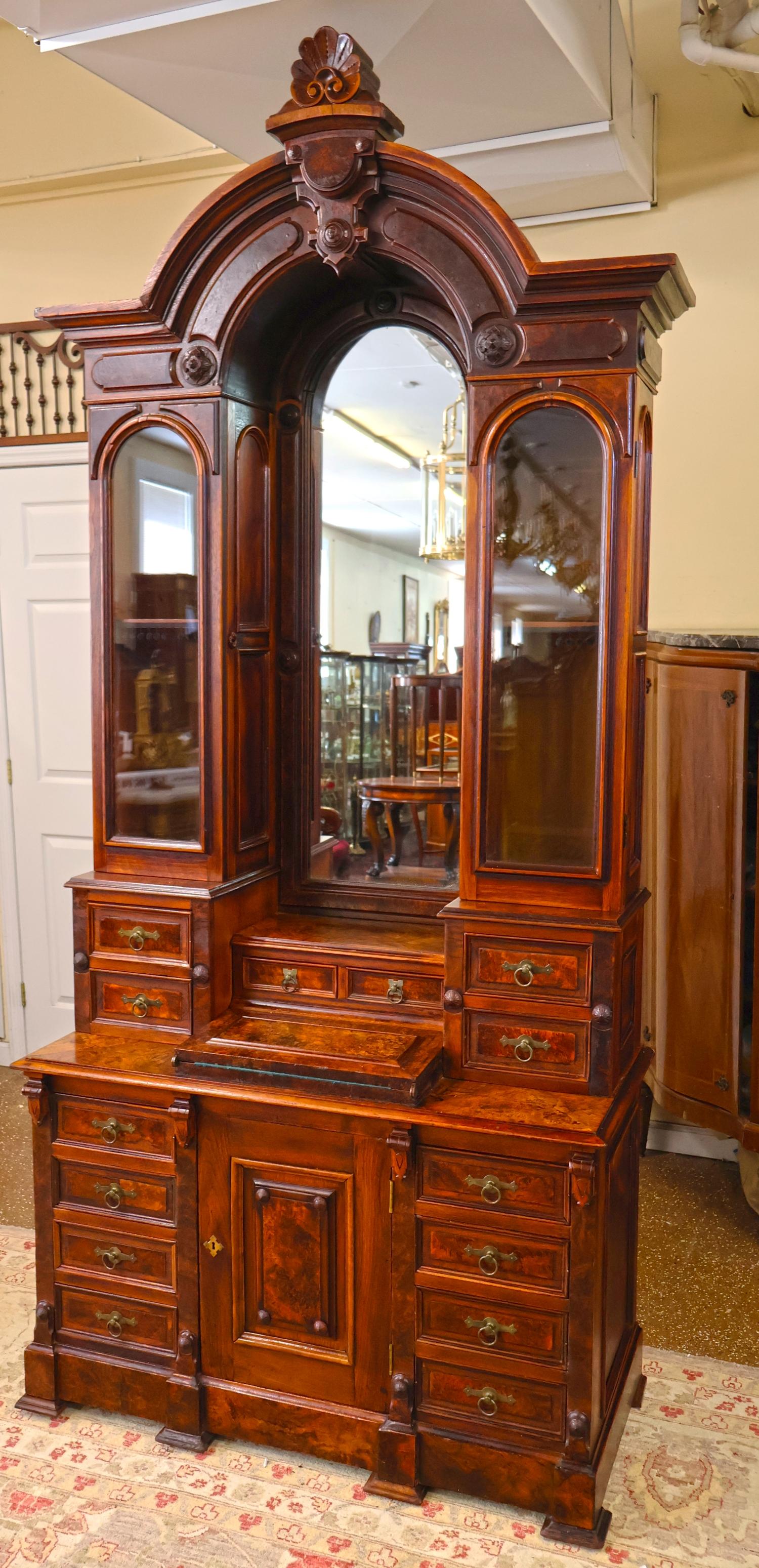Américain 19ème siècle Victorien Noyer Brut Bureau Secrétaire à façade inclinée Attr à Jelliff en vente