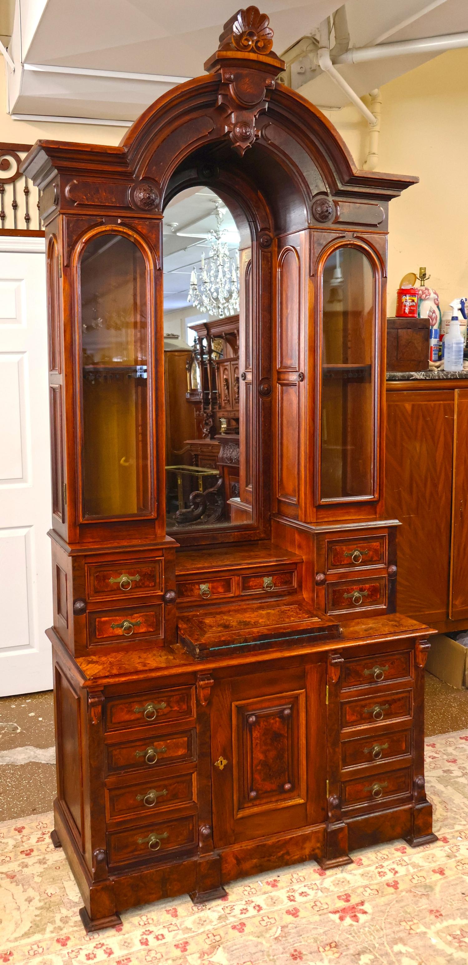 19ème siècle Victorien Noyer Brut Bureau Secrétaire à façade inclinée Attr à Jelliff État moyen - En vente à Long Branch, NJ