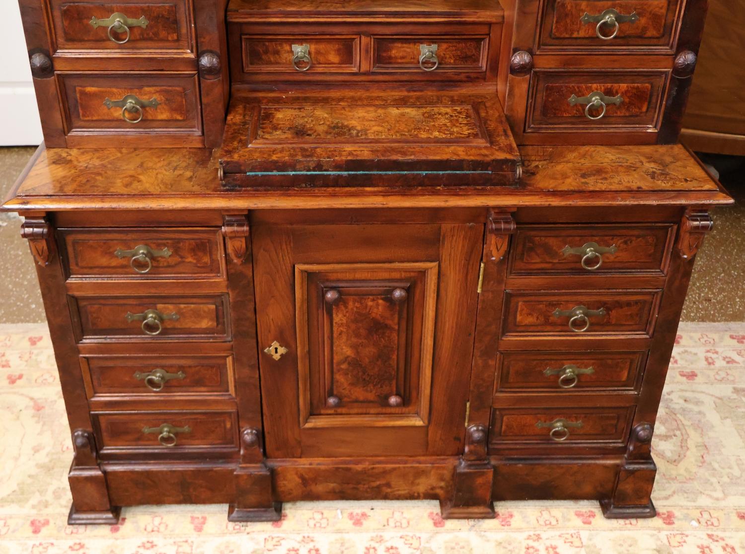 XIXe siècle 19ème siècle Victorien Noyer Brut Bureau Secrétaire à façade inclinée Attr à Jelliff en vente