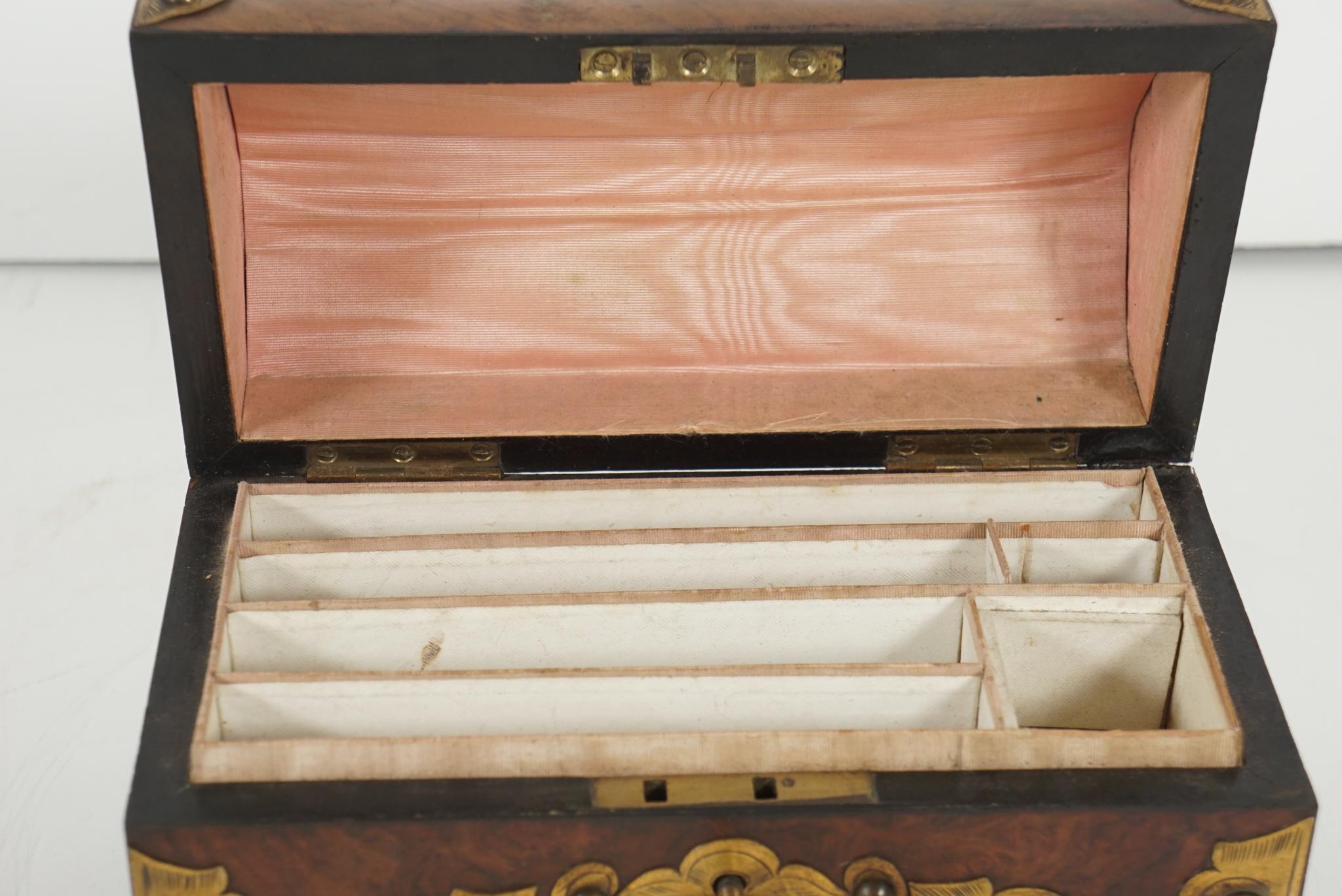 Boîte victorienne du 19e siècle en noyer ronceux, os et bijoux Bon état - En vente à Hudson, NY