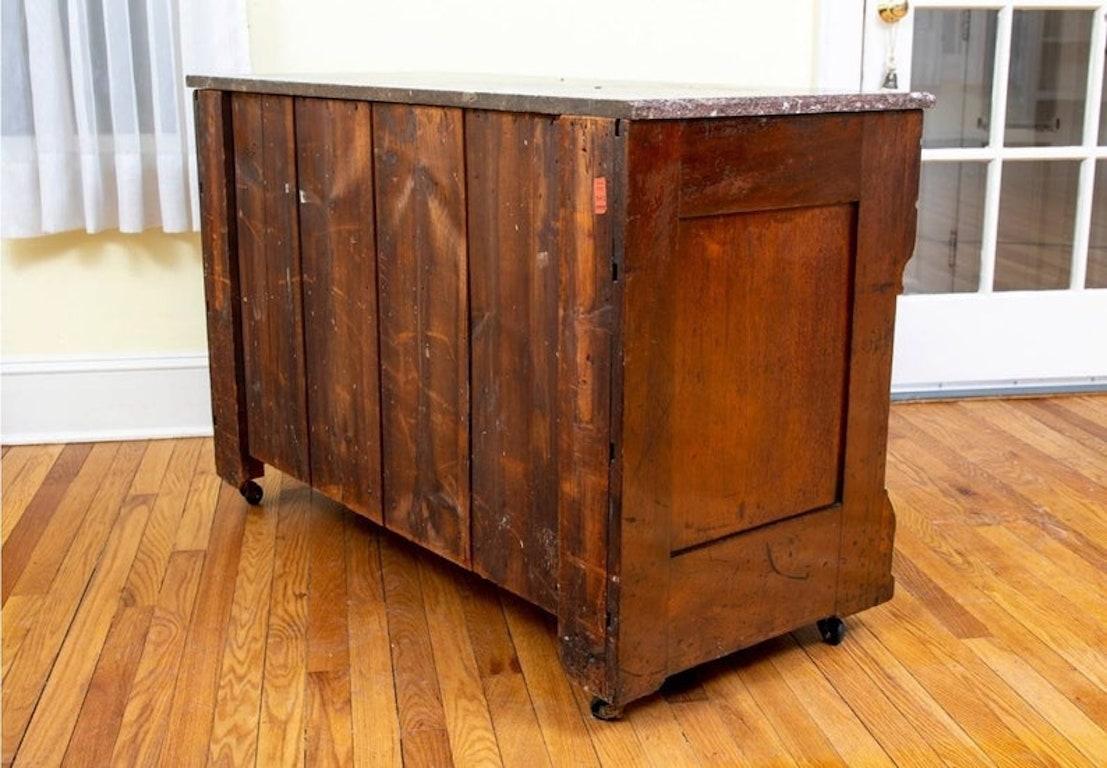 Cassettiera vittoriana del XIX secolo in legno di noce burlato in vendita 7