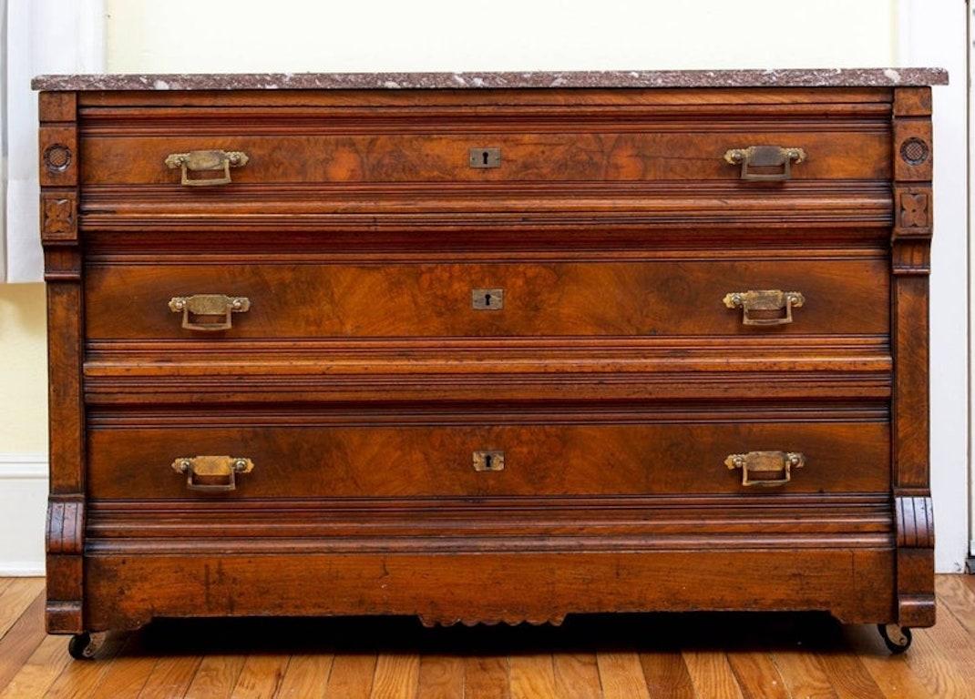 Vittoriano Cassettiera vittoriana del XIX secolo in legno di noce burlato in vendita