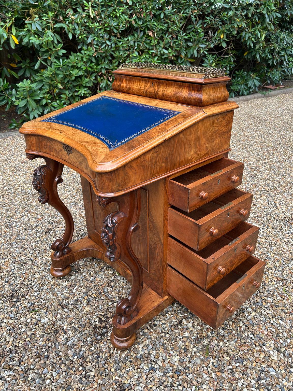 Noyer Davenport victorien du 19ème siècle en vente